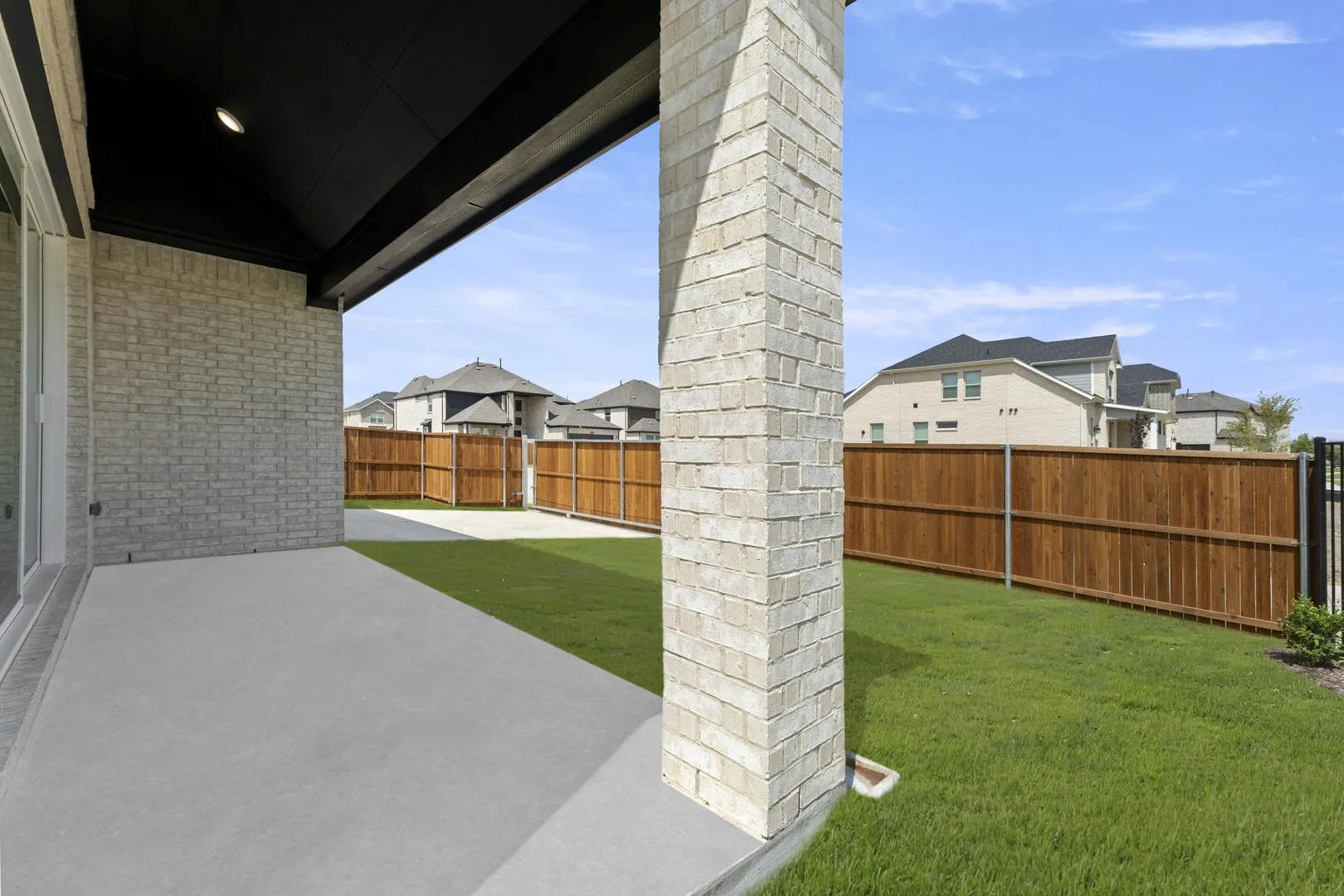 25_26. 8418 Bremerton - Patio