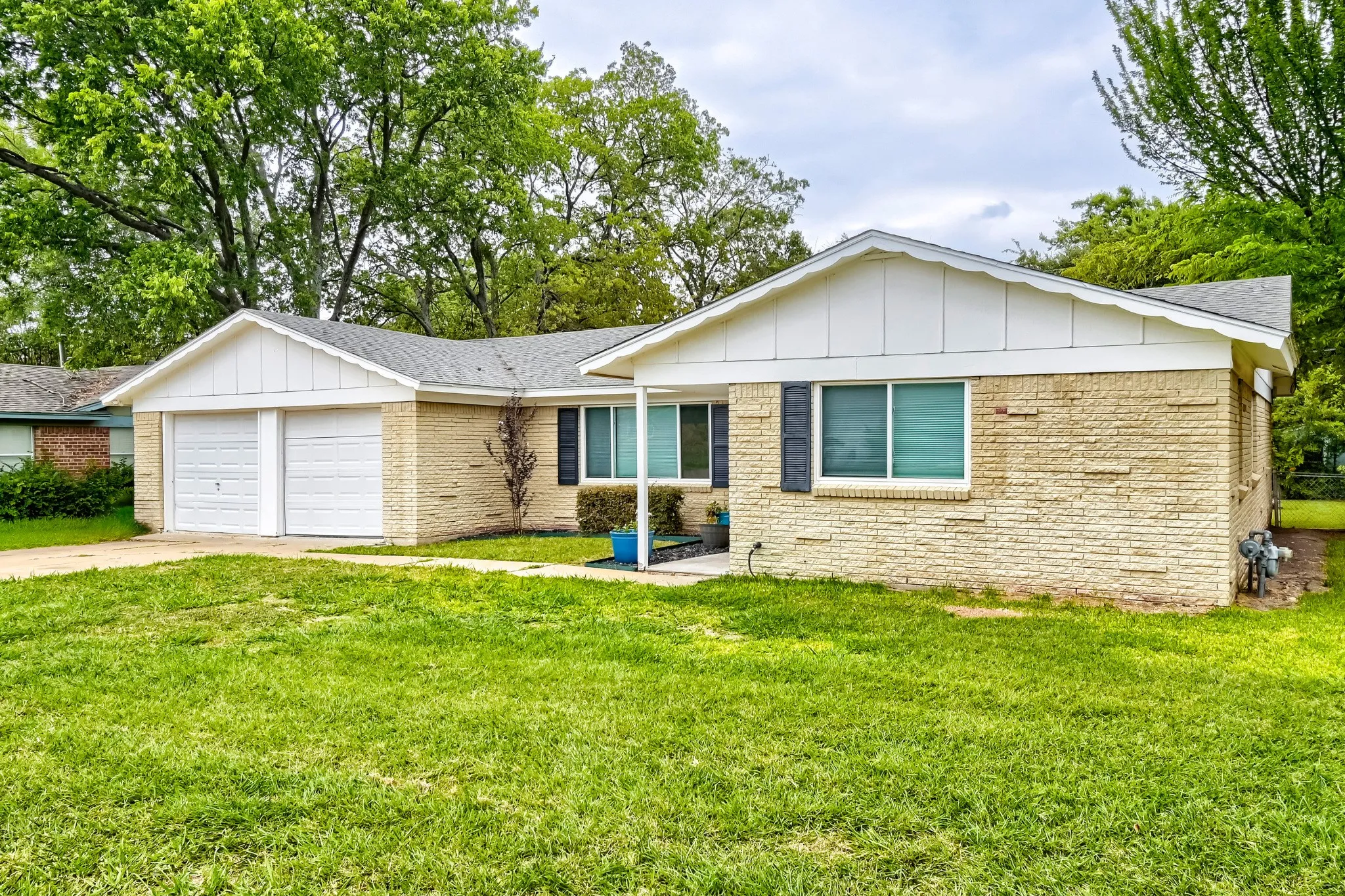 Single Family Residence For Sale in Tarrant County , 4812 Grove Street, North Richland Hills, Texas 76180, 3 Bedroom, 2 Bathroom, 2 Garage spaces, 2,024 Sqft, built in 1959, mls#21339797, Real Estate Agent in North Richland Hills, Homes For Sale in Tarrant county, Homes For Sale in North Richland Hills, Realtor in North Richland Hills Texas, Real Estate Brokerage Independent Realty Texas, Luminita Cordes Realtor