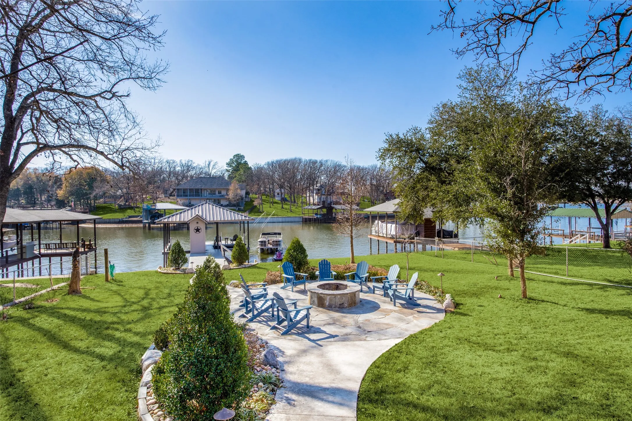 Single Family Residence For Sale in Henderson County , 150 Bayside Circle, Malakoff, Texas 75148, 4 Bedrooms, 3 Bathrooms, 2 Garage spaces, 1,920 Sqft, built in 1977, Price $895,000, mls#21342854, Real Estate Agent in Malakoff, Homes For Sale in Henderson county, Homes For Sale in Malakoff, Realtor in Malakoff Texas, Real Estate Brokerage Independent Realty Texas, Luminita Cordes Realtor