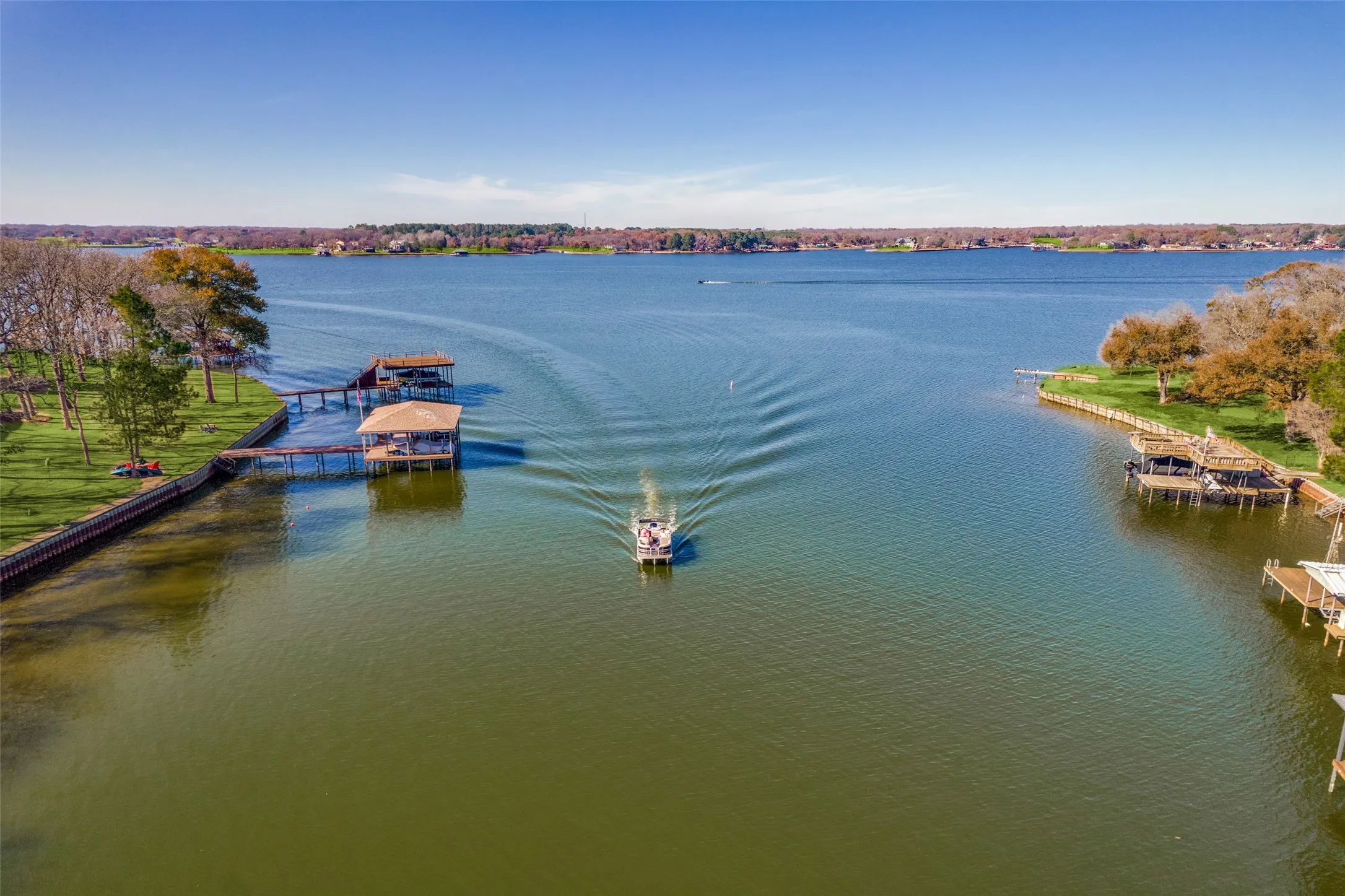 Single Family Residence For Sale in Henderson County , 150 Bayside Circle, Malakoff, Texas 75148, 4 Bedrooms, 3 Bathrooms, 2 Garage spaces, 1,920 Sqft, built in 1977, Price $895,000, mls#21342854, Real Estate Agent in Malakoff, Homes For Sale in Henderson county, Homes For Sale in Malakoff, Realtor in Malakoff Texas, Real Estate Brokerage Independent Realty Texas, Luminita Cordes Realtor