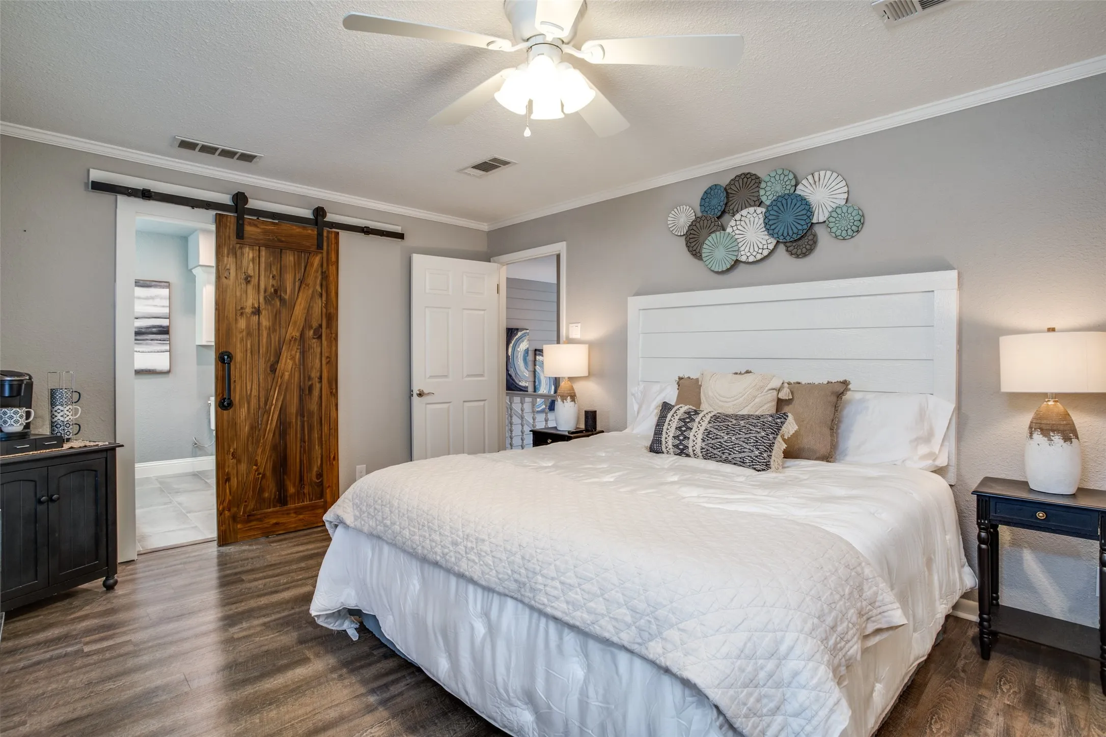 Single Family Residence For Sale in Henderson County , 150 Bayside Circle, Malakoff, Texas 75148, 4 Bedrooms, 3 Bathrooms, 2 Garage spaces, 1,920 Sqft, built in 1977, Price $895,000, mls#21342854, Real Estate Agent in Malakoff, Homes For Sale in Henderson county, Homes For Sale in Malakoff, Realtor in Malakoff Texas, Real Estate Brokerage Independent Realty Texas, Luminita Cordes Realtor