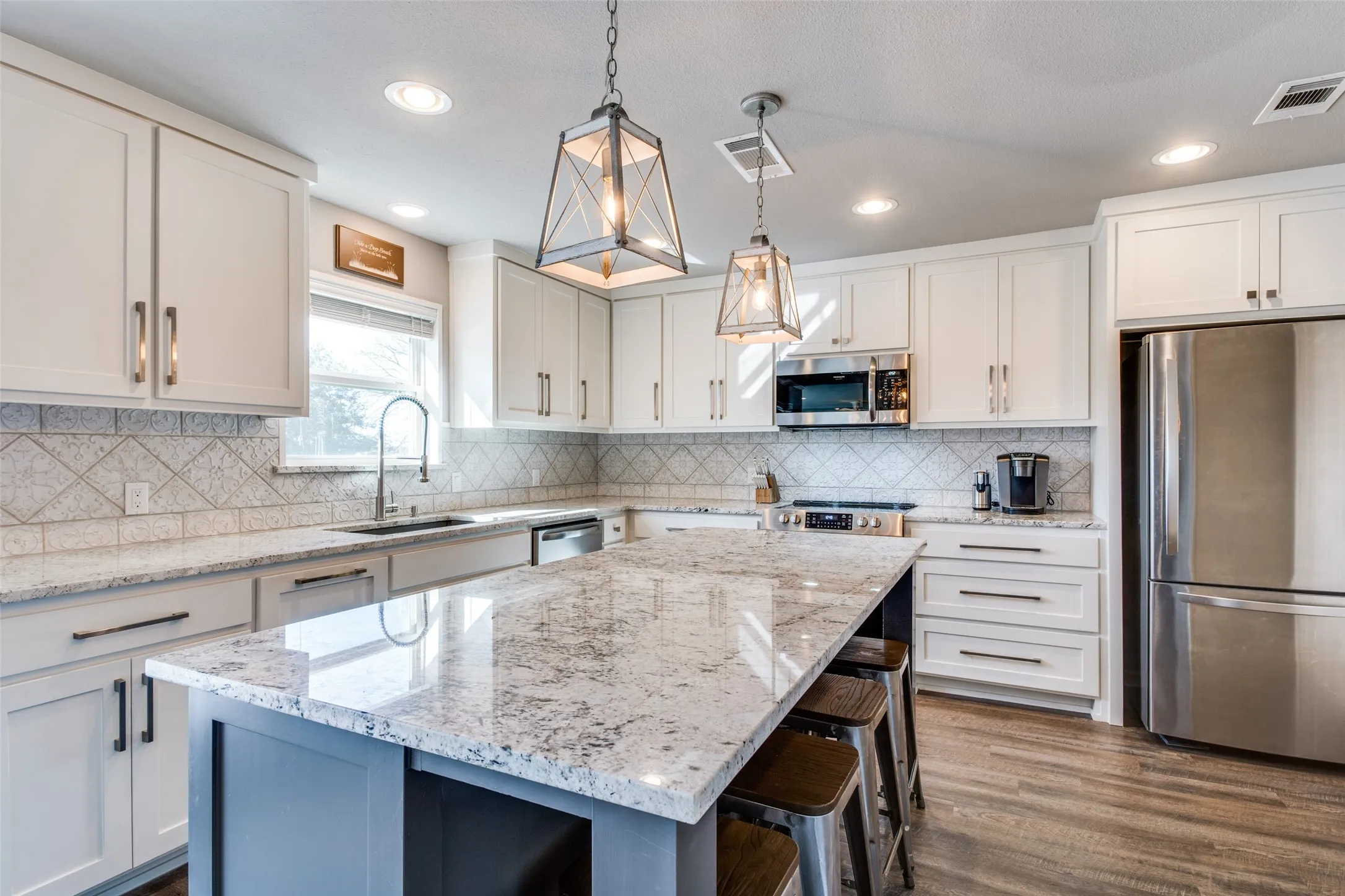 Single Family Residence For Sale in Henderson County , 150 Bayside Circle, Malakoff, Texas 75148, 4 Bedrooms, 3 Bathrooms, 2 Garage spaces, 1,920 Sqft, built in 1977, Price $895,000, mls#21342854, Real Estate Agent in Malakoff, Homes For Sale in Henderson county, Homes For Sale in Malakoff, Realtor in Malakoff Texas, Real Estate Brokerage Independent Realty Texas, Luminita Cordes Realtor