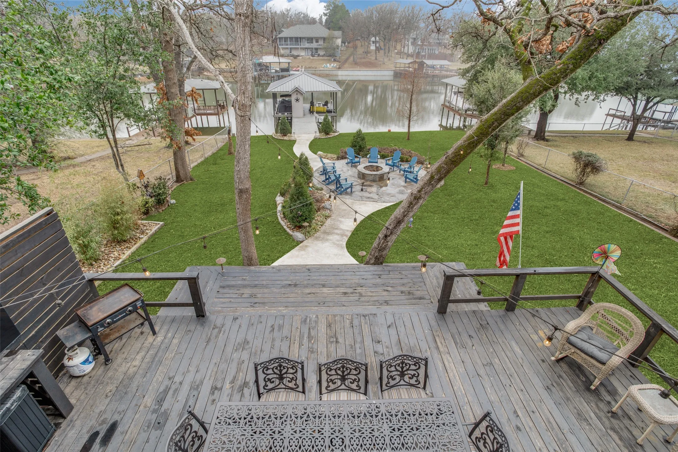 Single Family Residence For Sale in Henderson County , 150 Bayside Circle, Malakoff, Texas 75148, 4 Bedrooms, 3 Bathrooms, 2 Garage spaces, 1,920 Sqft, built in 1977, Price $895,000, mls#21342854, Real Estate Agent in Malakoff, Homes For Sale in Henderson county, Homes For Sale in Malakoff, Realtor in Malakoff Texas, Real Estate Brokerage Independent Realty Texas, Luminita Cordes Realtor