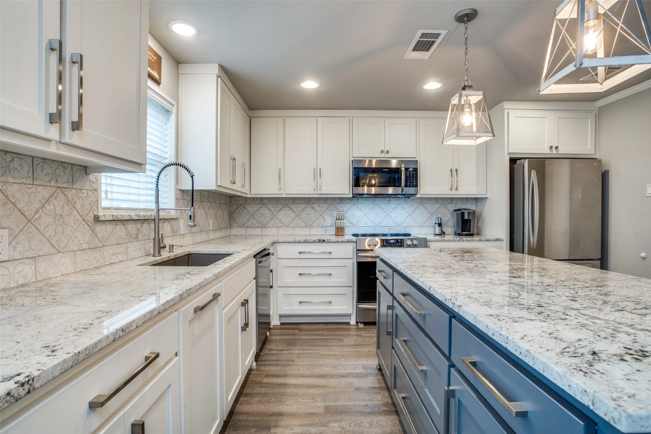 Single Family Residence For Sale in Henderson County , 150 Bayside Circle, Malakoff, Texas 75148, 4 Bedrooms, 3 Bathrooms, 2 Garage spaces, 1,920 Sqft, built in 1977, Price $895,000, mls#21342854, Real Estate Agent in Malakoff, Homes For Sale in Henderson county, Homes For Sale in Malakoff, Realtor in Malakoff Texas, Real Estate Brokerage Independent Realty Texas, Luminita Cordes Realtor