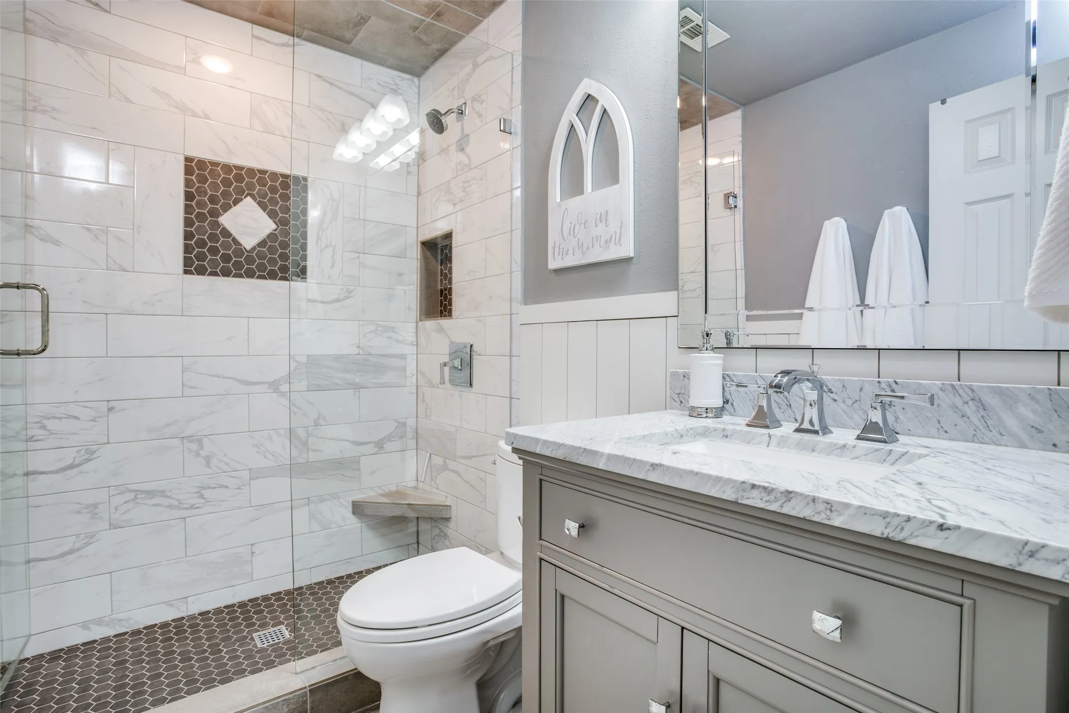 Single Family Residence For Sale in Henderson County , 150 Bayside Circle, Malakoff, Texas 75148, 4 Bedrooms, 3 Bathrooms, 2 Garage spaces, 1,920 Sqft, built in 1977, Price $895,000, mls#21342854, Real Estate Agent in Malakoff, Homes For Sale in Henderson county, Homes For Sale in Malakoff, Realtor in Malakoff Texas, Real Estate Brokerage Independent Realty Texas, Luminita Cordes Realtor
