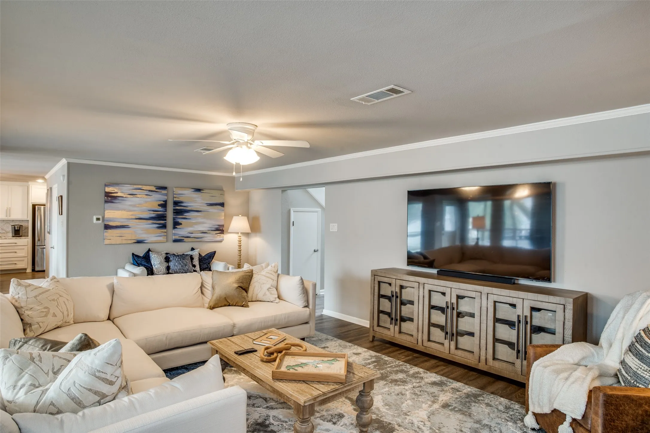 Single Family Residence For Sale in Henderson County , 150 Bayside Circle, Malakoff, Texas 75148, 4 Bedrooms, 3 Bathrooms, 2 Garage spaces, 1,920 Sqft, built in 1977, Price $895,000, mls#21342854, Real Estate Agent in Malakoff, Homes For Sale in Henderson county, Homes For Sale in Malakoff, Realtor in Malakoff Texas, Real Estate Brokerage Independent Realty Texas, Luminita Cordes Realtor