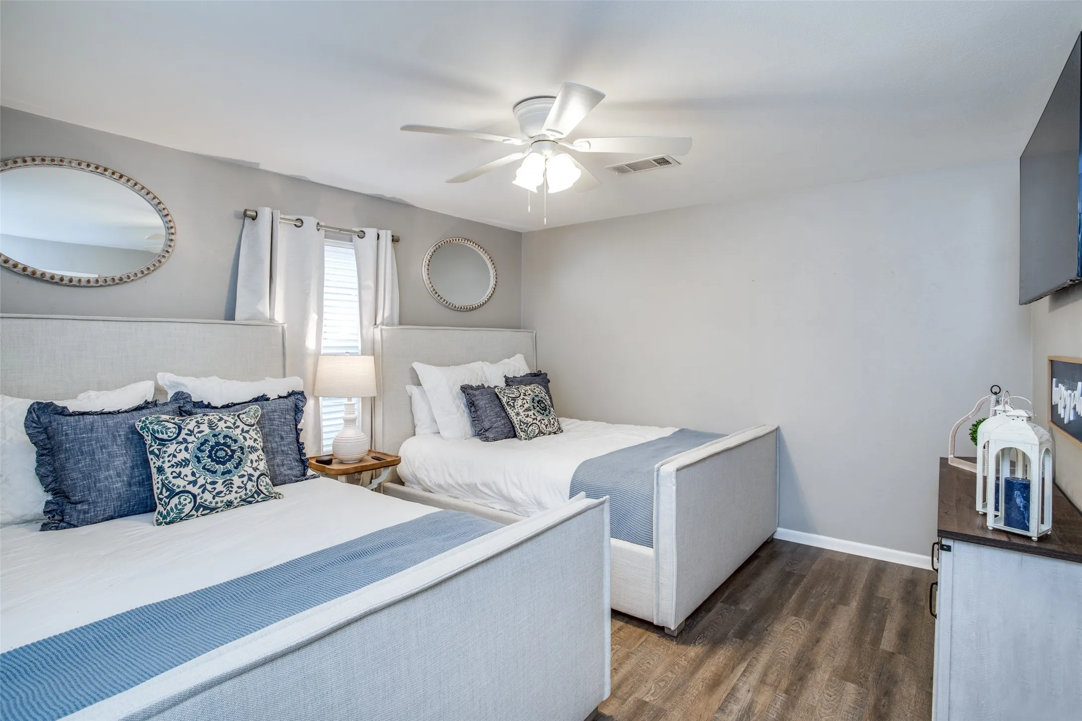 Single Family Residence For Sale in Henderson County , 150 Bayside Circle, Malakoff, Texas 75148, 4 Bedrooms, 3 Bathrooms, 2 Garage spaces, 1,920 Sqft, built in 1977, Price $895,000, mls#21342854, Real Estate Agent in Malakoff, Homes For Sale in Henderson county, Homes For Sale in Malakoff, Realtor in Malakoff Texas, Real Estate Brokerage Independent Realty Texas, Luminita Cordes Realtor