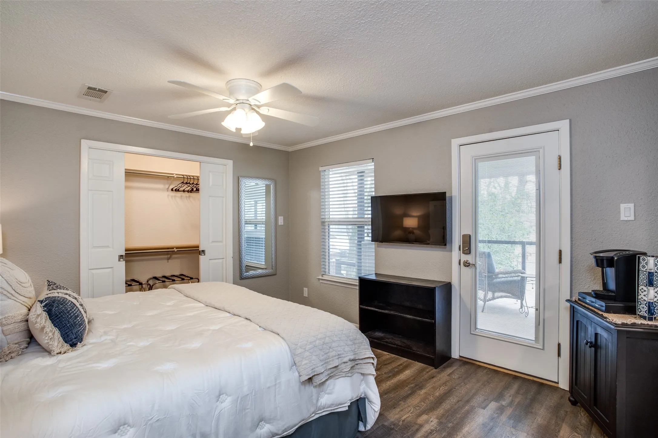 Single Family Residence For Sale in Henderson County , 150 Bayside Circle, Malakoff, Texas 75148, 4 Bedrooms, 3 Bathrooms, 2 Garage spaces, 1,920 Sqft, built in 1977, Price $895,000, mls#21342854, Real Estate Agent in Malakoff, Homes For Sale in Henderson county, Homes For Sale in Malakoff, Realtor in Malakoff Texas, Real Estate Brokerage Independent Realty Texas, Luminita Cordes Realtor