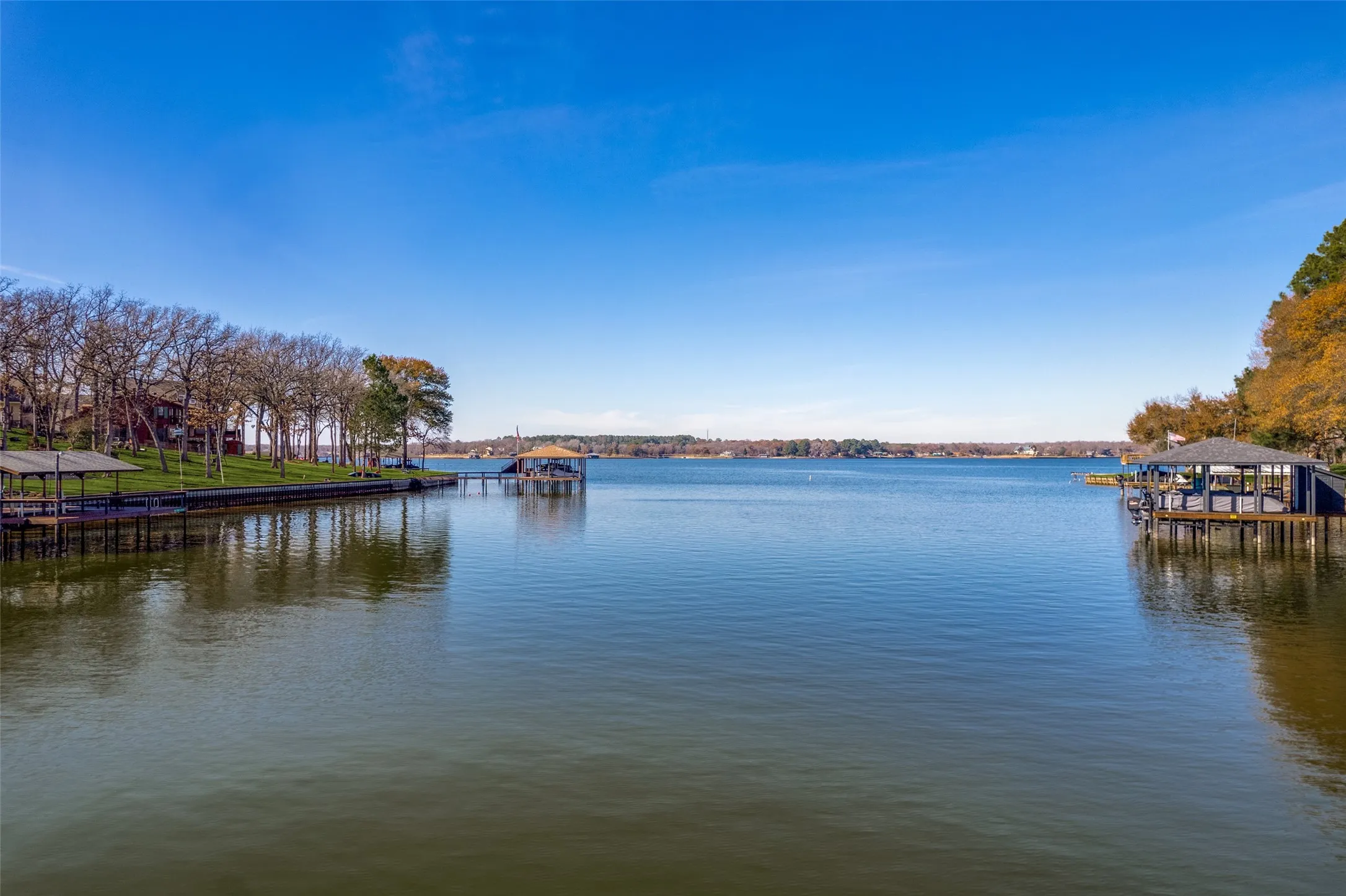 Single Family Residence For Sale in Henderson County , 150 Bayside Circle, Malakoff, Texas 75148, 4 Bedrooms, 3 Bathrooms, 2 Garage spaces, 1,920 Sqft, built in 1977, Price $895,000, mls#21342854, Real Estate Agent in Malakoff, Homes For Sale in Henderson county, Homes For Sale in Malakoff, Realtor in Malakoff Texas, Real Estate Brokerage Independent Realty Texas, Luminita Cordes Realtor