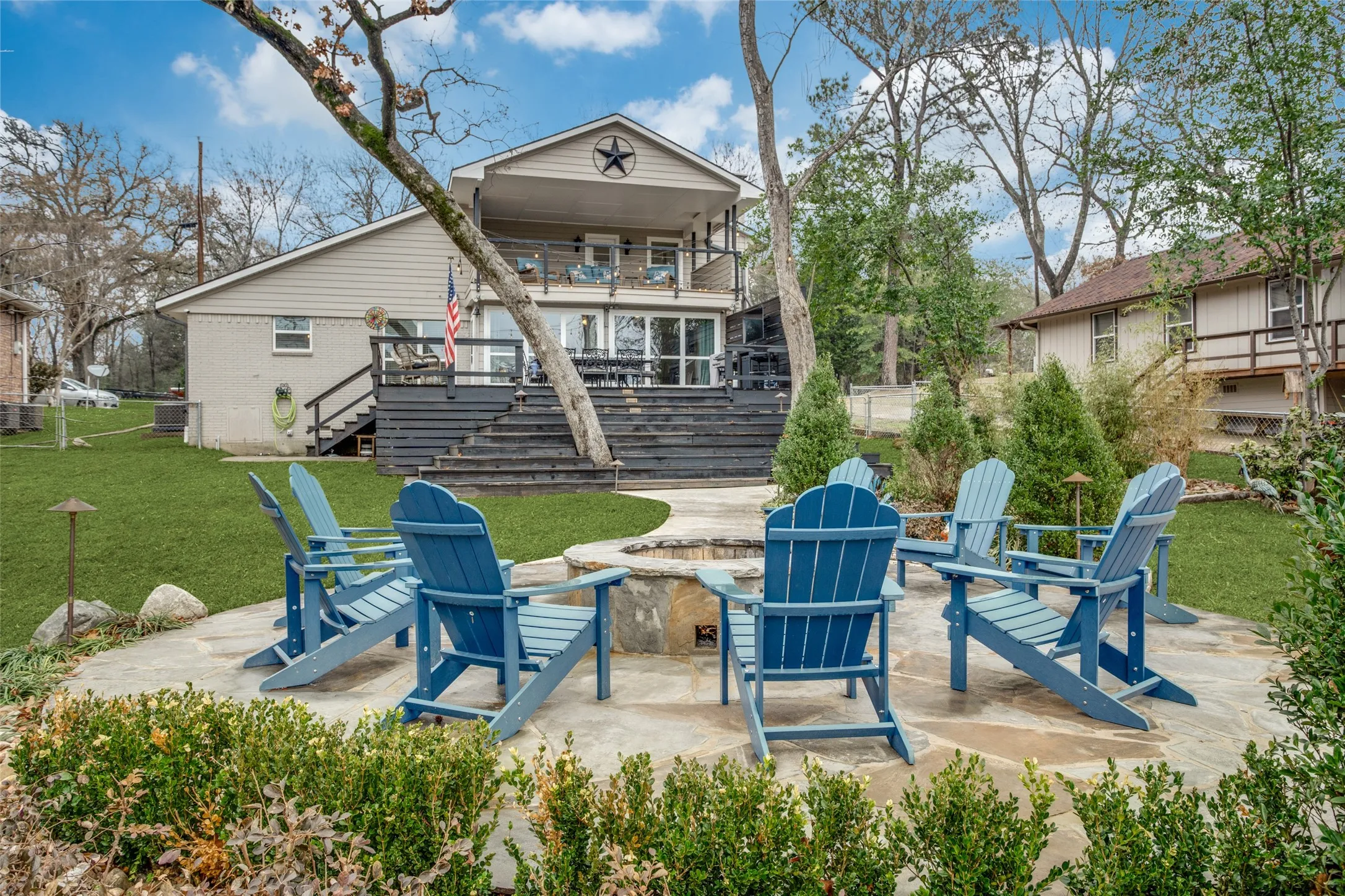 Single Family Residence For Sale in Henderson County , 150 Bayside Circle, Malakoff, Texas 75148, 4 Bedrooms, 3 Bathrooms, 2 Garage spaces, 1,920 Sqft, built in 1977, Price $895,000, mls#21342854, Real Estate Agent in Malakoff, Homes For Sale in Henderson county, Homes For Sale in Malakoff, Realtor in Malakoff Texas, Real Estate Brokerage Independent Realty Texas, Luminita Cordes Realtor