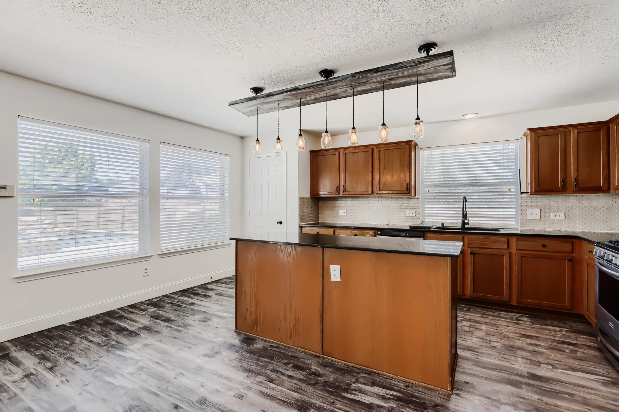 Single Family Residence For Sale in Collin County , 5602 Vista Park Lane, Sachse, Texas 75048, 4 Bedroom, 3 Bathroom, 2 Garage spaces, 2,107 Sqft, built in 1999, mls#21343097, Real Estate Agent in Sachse, Homes For Sale in Collin county, Homes For Sale in Sachse, Realtor in Sachse Texas, Real Estate Brokerage Independent Realty Texas, Luminita Cordes Realtor