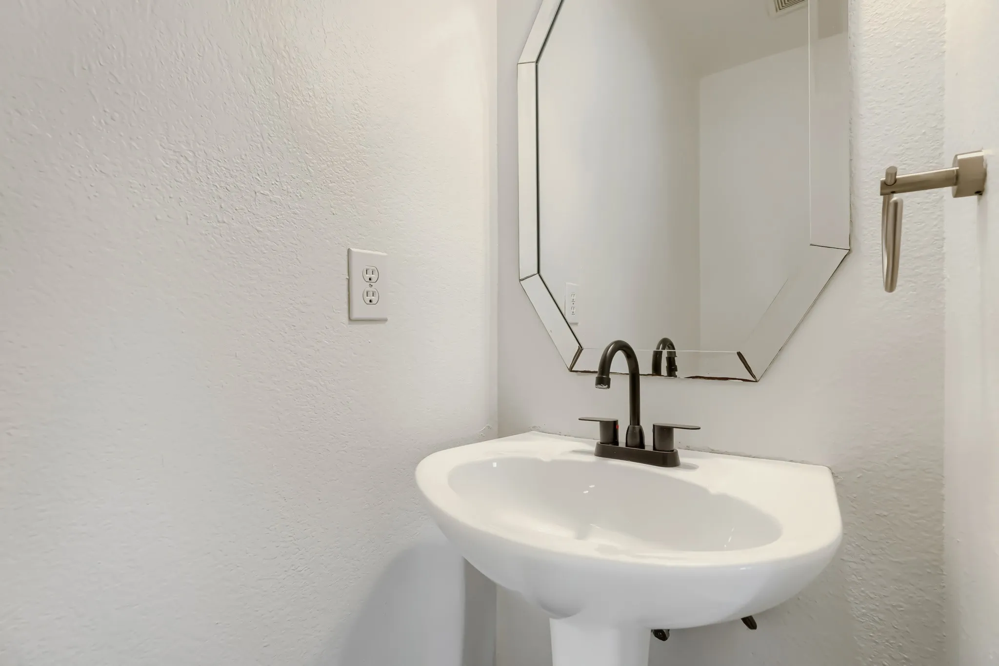 Single Family Residence For Sale in Collin County , 5602 Vista Park Lane, Sachse, Texas 75048, 4 Bedroom, 3 Bathroom, 2 Garage spaces, 2,107 Sqft, built in 1999, mls#21343097, Real Estate Agent in Sachse, Homes For Sale in Collin county, Homes For Sale in Sachse, Realtor in Sachse Texas, Real Estate Brokerage Independent Realty Texas, Luminita Cordes Realtor