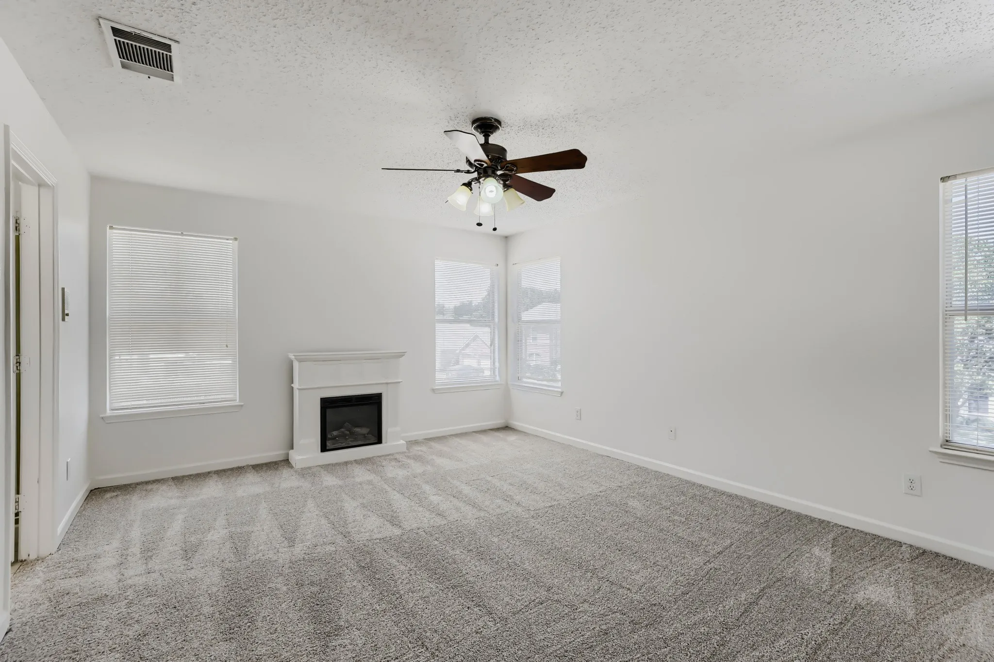 Single Family Residence For Sale in Collin County , 5602 Vista Park Lane, Sachse, Texas 75048, 4 Bedroom, 3 Bathroom, 2 Garage spaces, 2,107 Sqft, built in 1999, mls#21343097, Real Estate Agent in Sachse, Homes For Sale in Collin county, Homes For Sale in Sachse, Realtor in Sachse Texas, Real Estate Brokerage Independent Realty Texas, Luminita Cordes Realtor