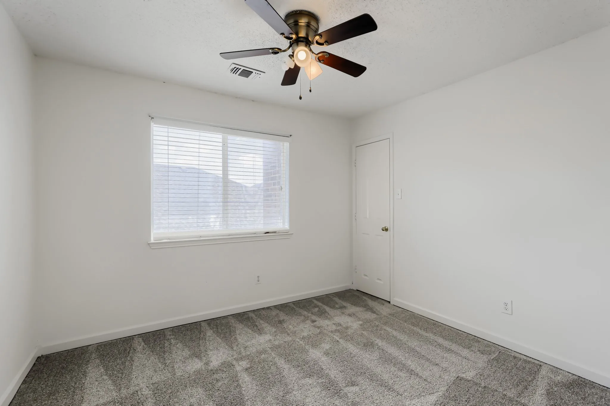 Single Family Residence For Sale in Collin County , 5602 Vista Park Lane, Sachse, Texas 75048, 4 Bedroom, 3 Bathroom, 2 Garage spaces, 2,107 Sqft, built in 1999, mls#21343097, Real Estate Agent in Sachse, Homes For Sale in Collin county, Homes For Sale in Sachse, Realtor in Sachse Texas, Real Estate Brokerage Independent Realty Texas, Luminita Cordes Realtor