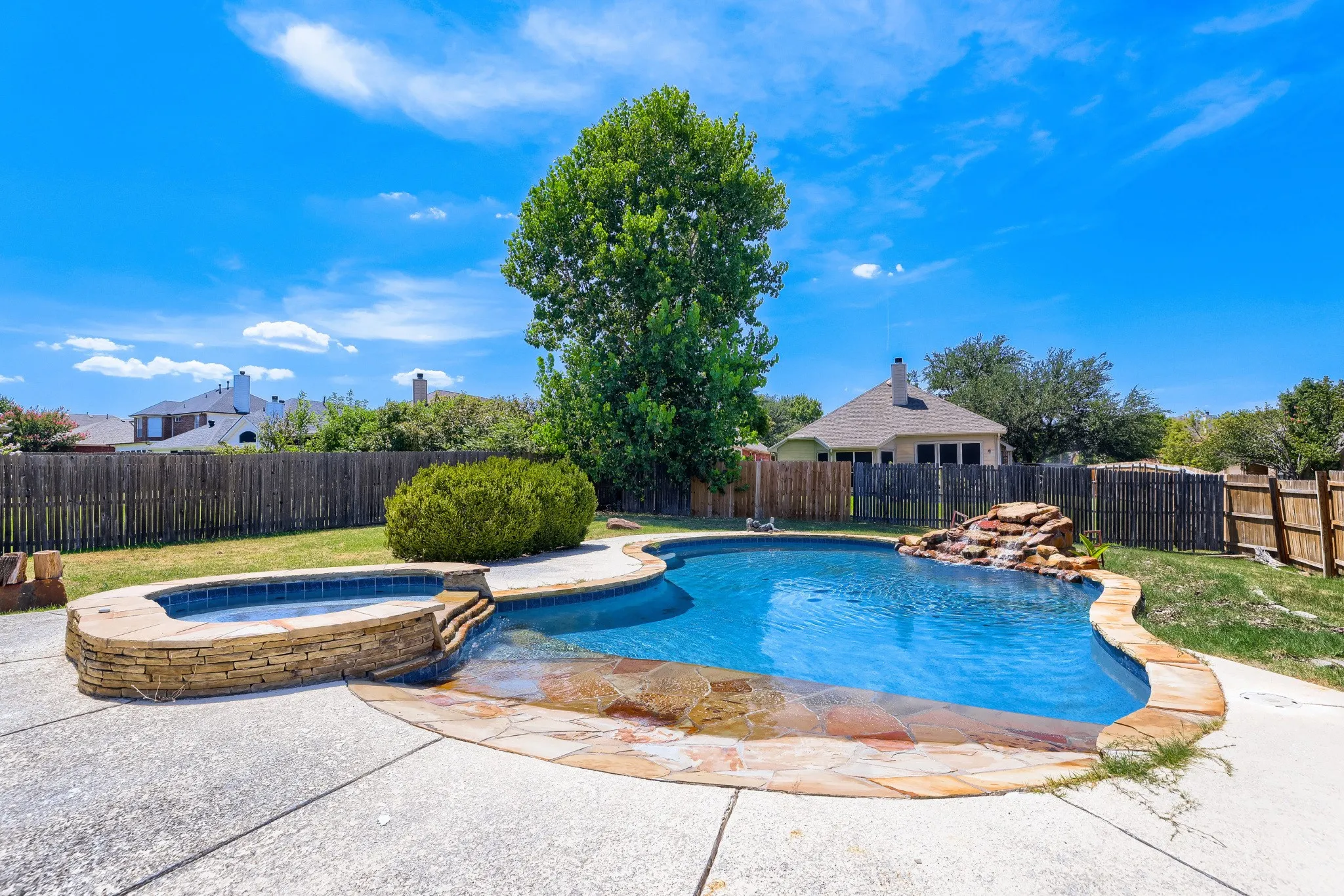 Single Family Residence For Sale in Collin County , 5602 Vista Park Lane, Sachse, Texas 75048, 4 Bedroom, 3 Bathroom, 2 Garage spaces, 2,107 Sqft, built in 1999, mls#21343097, Real Estate Agent in Sachse, Homes For Sale in Collin county, Homes For Sale in Sachse, Realtor in Sachse Texas, Real Estate Brokerage Independent Realty Texas, Luminita Cordes Realtor