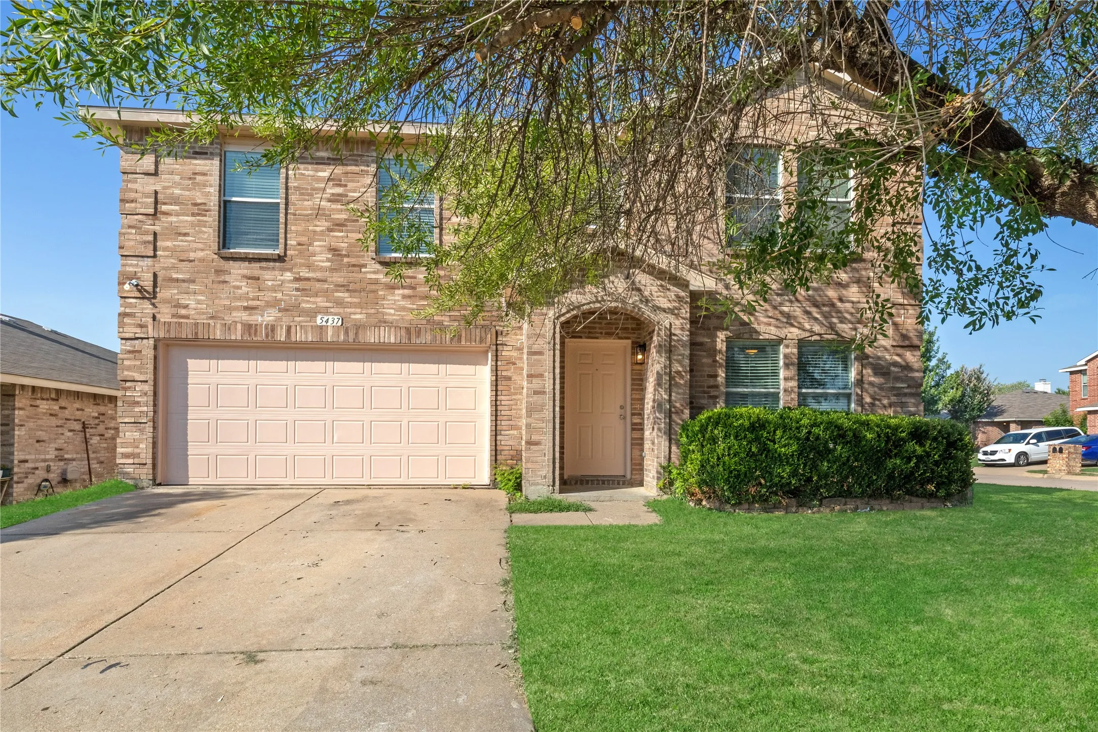 Single Family Residence For Sale in Tarrant County , 5437 New Castleton Lane, Fort Worth, Texas 76135, 3 Bedroom, 3 Bathroom, 2 Garage spaces, 2,323 Sqft, built in 2002, Price $340,000, mls#21342393, Real Estate Agent in Fort Worth, Homes For Sale in Tarrant county, Homes For Sale in Fort Worth, Realtor in Fort Worth Texas, Real Estate Brokerage Independent Realty Texas, Luminita Cordes Realtor