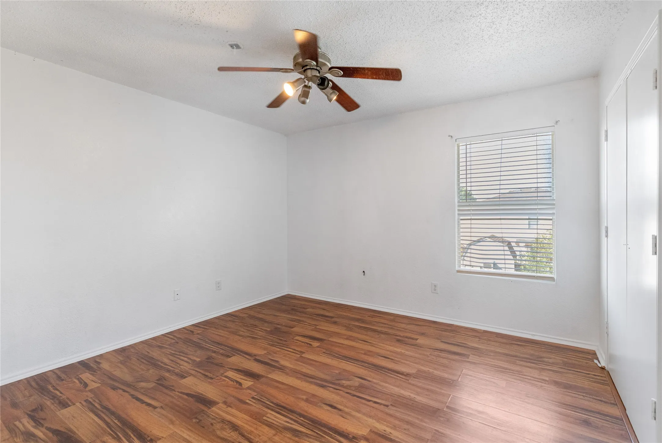 Single Family Residence For Sale in Tarrant County , 5437 New Castleton Lane, Fort Worth, Texas 76135, 3 Bedroom, 3 Bathroom, 2 Garage spaces, 2,323 Sqft, built in 2002, Price $340,000, mls#21342393, Real Estate Agent in Fort Worth, Homes For Sale in Tarrant county, Homes For Sale in Fort Worth, Realtor in Fort Worth Texas, Real Estate Brokerage Independent Realty Texas, Luminita Cordes Realtor