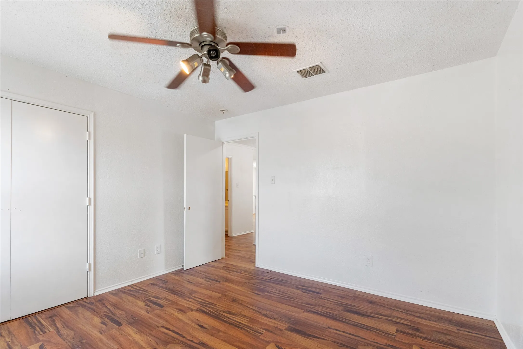 Single Family Residence For Sale in Tarrant County , 5437 New Castleton Lane, Fort Worth, Texas 76135, 3 Bedroom, 3 Bathroom, 2 Garage spaces, 2,323 Sqft, built in 2002, Price $340,000, mls#21342393, Real Estate Agent in Fort Worth, Homes For Sale in Tarrant county, Homes For Sale in Fort Worth, Realtor in Fort Worth Texas, Real Estate Brokerage Independent Realty Texas, Luminita Cordes Realtor