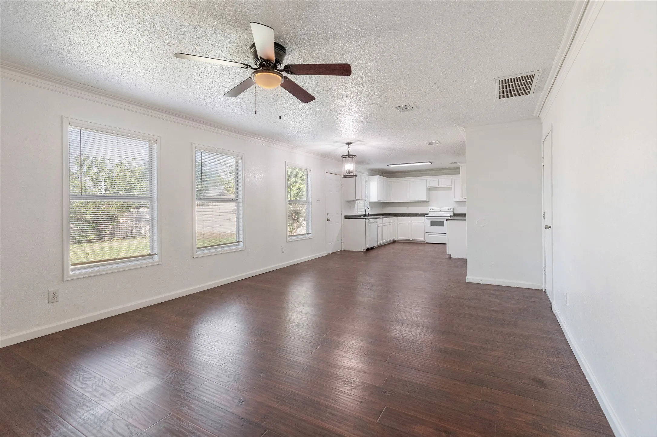 Single Family Residence For Sale in Tarrant County , 5437 New Castleton Lane, Fort Worth, Texas 76135, 3 Bedroom, 3 Bathroom, 2 Garage spaces, 2,323 Sqft, built in 2002, Price $340,000, mls#21342393, Real Estate Agent in Fort Worth, Homes For Sale in Tarrant county, Homes For Sale in Fort Worth, Realtor in Fort Worth Texas, Real Estate Brokerage Independent Realty Texas, Luminita Cordes Realtor