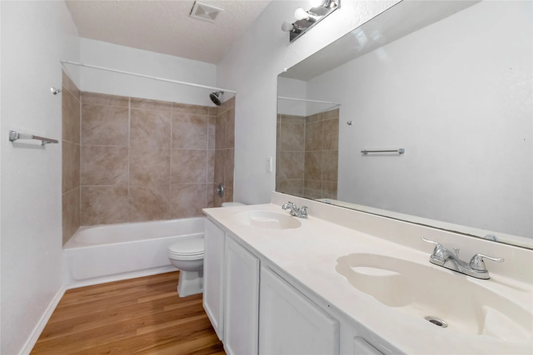 Single Family Residence For Sale in Tarrant County , 5437 New Castleton Lane, Fort Worth, Texas 76135, 3 Bedroom, 3 Bathroom, 2 Garage spaces, 2,323 Sqft, built in 2002, Price $340,000, mls#21342393, Real Estate Agent in Fort Worth, Homes For Sale in Tarrant county, Homes For Sale in Fort Worth, Realtor in Fort Worth Texas, Real Estate Brokerage Independent Realty Texas, Luminita Cordes Realtor