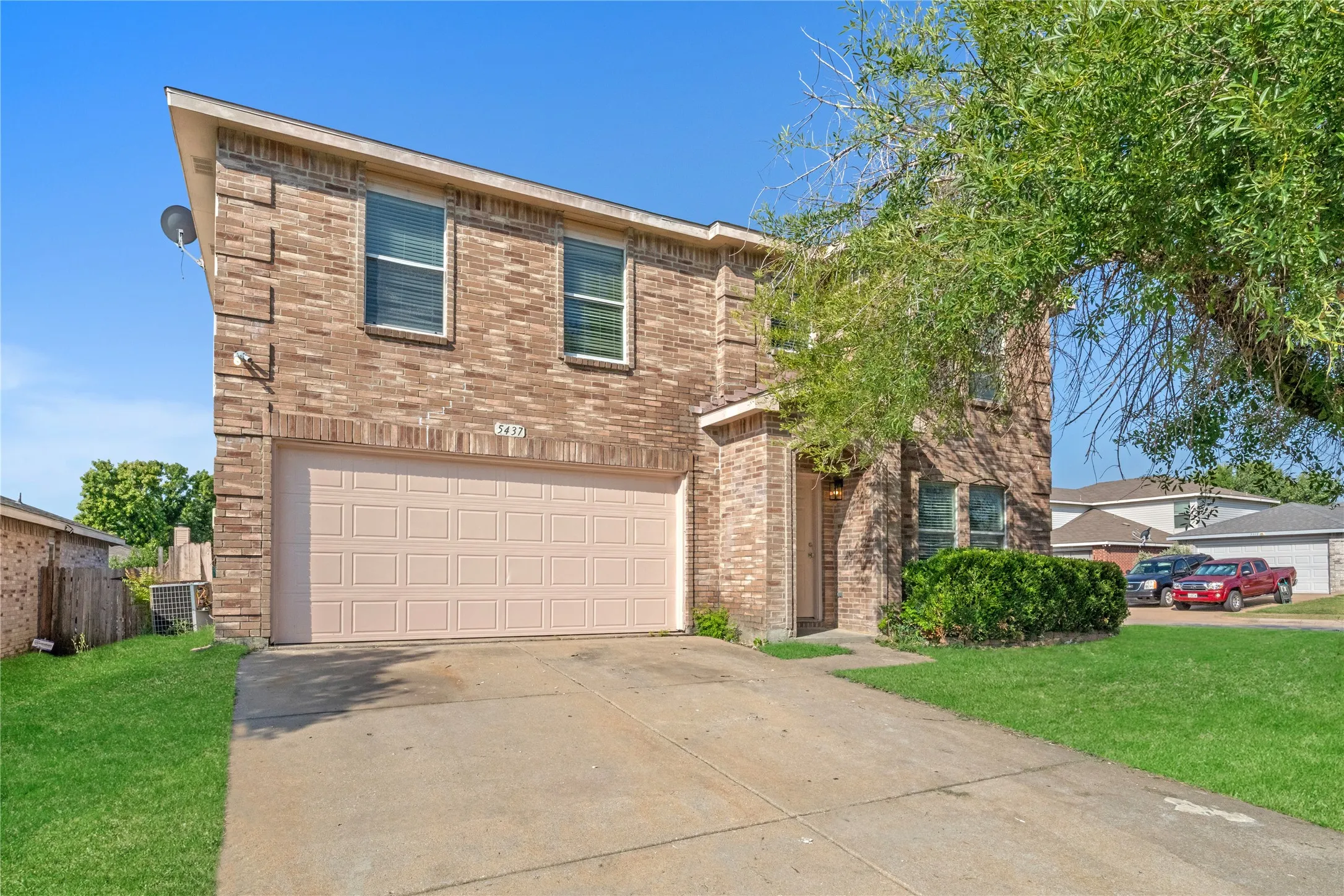 Single Family Residence For Sale in Tarrant County , 5437 New Castleton Lane, Fort Worth, Texas 76135, 3 Bedroom, 3 Bathroom, 2 Garage spaces, 2,323 Sqft, built in 2002, Price $340,000, mls#21342393, Real Estate Agent in Fort Worth, Homes For Sale in Tarrant county, Homes For Sale in Fort Worth, Realtor in Fort Worth Texas, Real Estate Brokerage Independent Realty Texas, Luminita Cordes Realtor