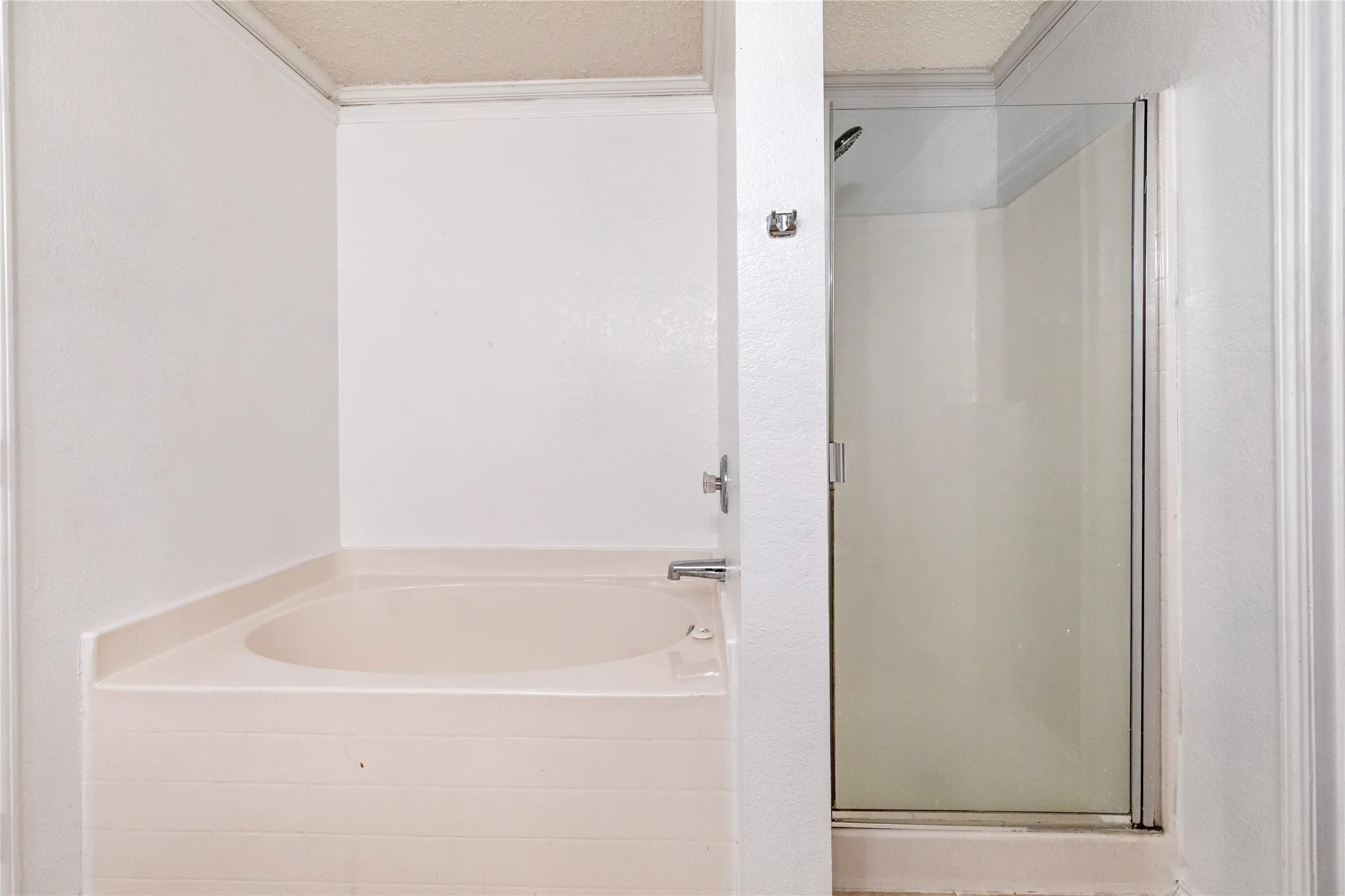 Single Family Residence For Sale in Tarrant County , 5437 New Castleton Lane, Fort Worth, Texas 76135, 3 Bedroom, 3 Bathroom, 2 Garage spaces, 2,323 Sqft, built in 2002, Price $340,000, mls#21342393, Real Estate Agent in Fort Worth, Homes For Sale in Tarrant county, Homes For Sale in Fort Worth, Realtor in Fort Worth Texas, Real Estate Brokerage Independent Realty Texas, Luminita Cordes Realtor
