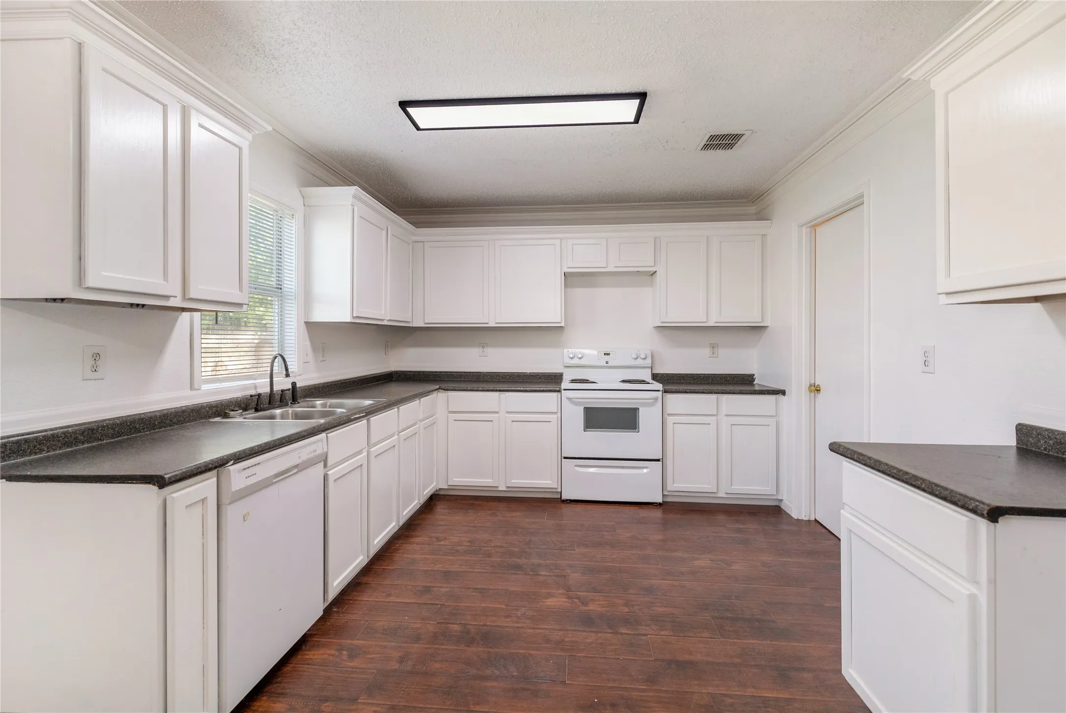Single Family Residence For Sale in Tarrant County , 5437 New Castleton Lane, Fort Worth, Texas 76135, 3 Bedroom, 3 Bathroom, 2 Garage spaces, 2,323 Sqft, built in 2002, Price $340,000, mls#21342393, Real Estate Agent in Fort Worth, Homes For Sale in Tarrant county, Homes For Sale in Fort Worth, Realtor in Fort Worth Texas, Real Estate Brokerage Independent Realty Texas, Luminita Cordes Realtor