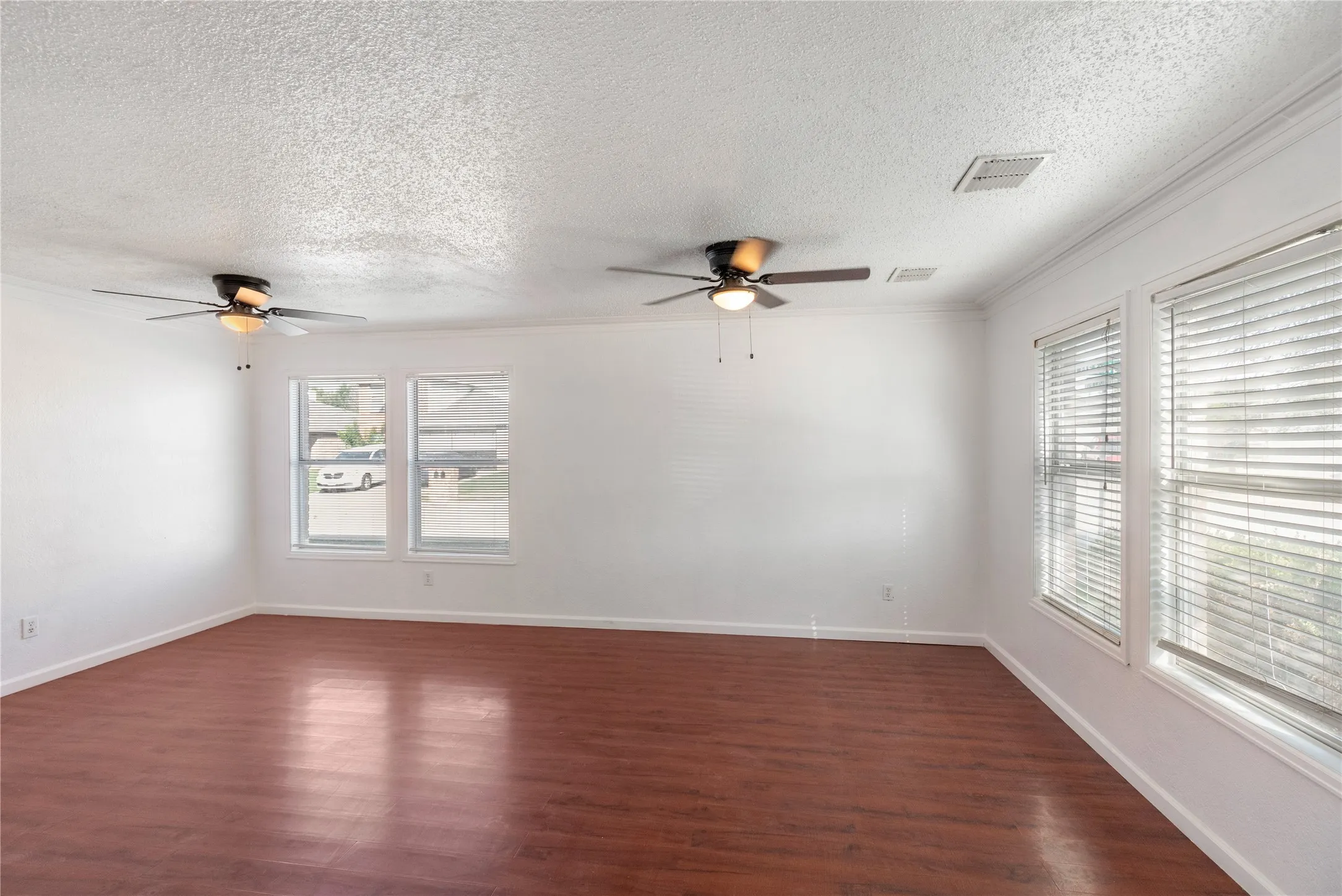 Single Family Residence For Sale in Tarrant County , 5437 New Castleton Lane, Fort Worth, Texas 76135, 3 Bedroom, 3 Bathroom, 2 Garage spaces, 2,323 Sqft, built in 2002, Price $340,000, mls#21342393, Real Estate Agent in Fort Worth, Homes For Sale in Tarrant county, Homes For Sale in Fort Worth, Realtor in Fort Worth Texas, Real Estate Brokerage Independent Realty Texas, Luminita Cordes Realtor