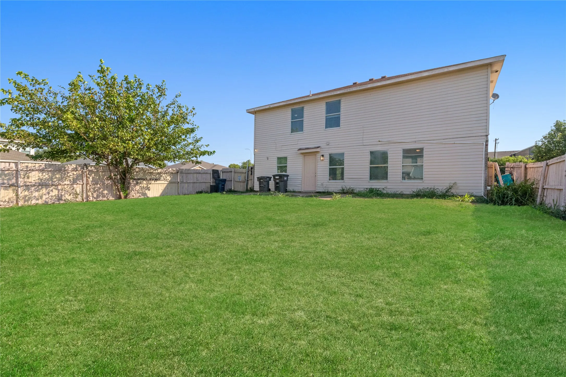 Single Family Residence For Sale in Tarrant County , 5437 New Castleton Lane, Fort Worth, Texas 76135, 3 Bedroom, 3 Bathroom, 2 Garage spaces, 2,323 Sqft, built in 2002, Price $340,000, mls#21342393, Real Estate Agent in Fort Worth, Homes For Sale in Tarrant county, Homes For Sale in Fort Worth, Realtor in Fort Worth Texas, Real Estate Brokerage Independent Realty Texas, Luminita Cordes Realtor