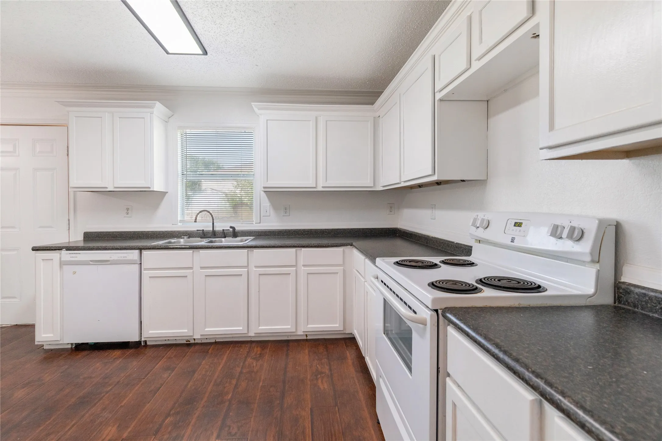 Single Family Residence For Sale in Tarrant County , 5437 New Castleton Lane, Fort Worth, Texas 76135, 3 Bedroom, 3 Bathroom, 2 Garage spaces, 2,323 Sqft, built in 2002, Price $340,000, mls#21342393, Real Estate Agent in Fort Worth, Homes For Sale in Tarrant county, Homes For Sale in Fort Worth, Realtor in Fort Worth Texas, Real Estate Brokerage Independent Realty Texas, Luminita Cordes Realtor