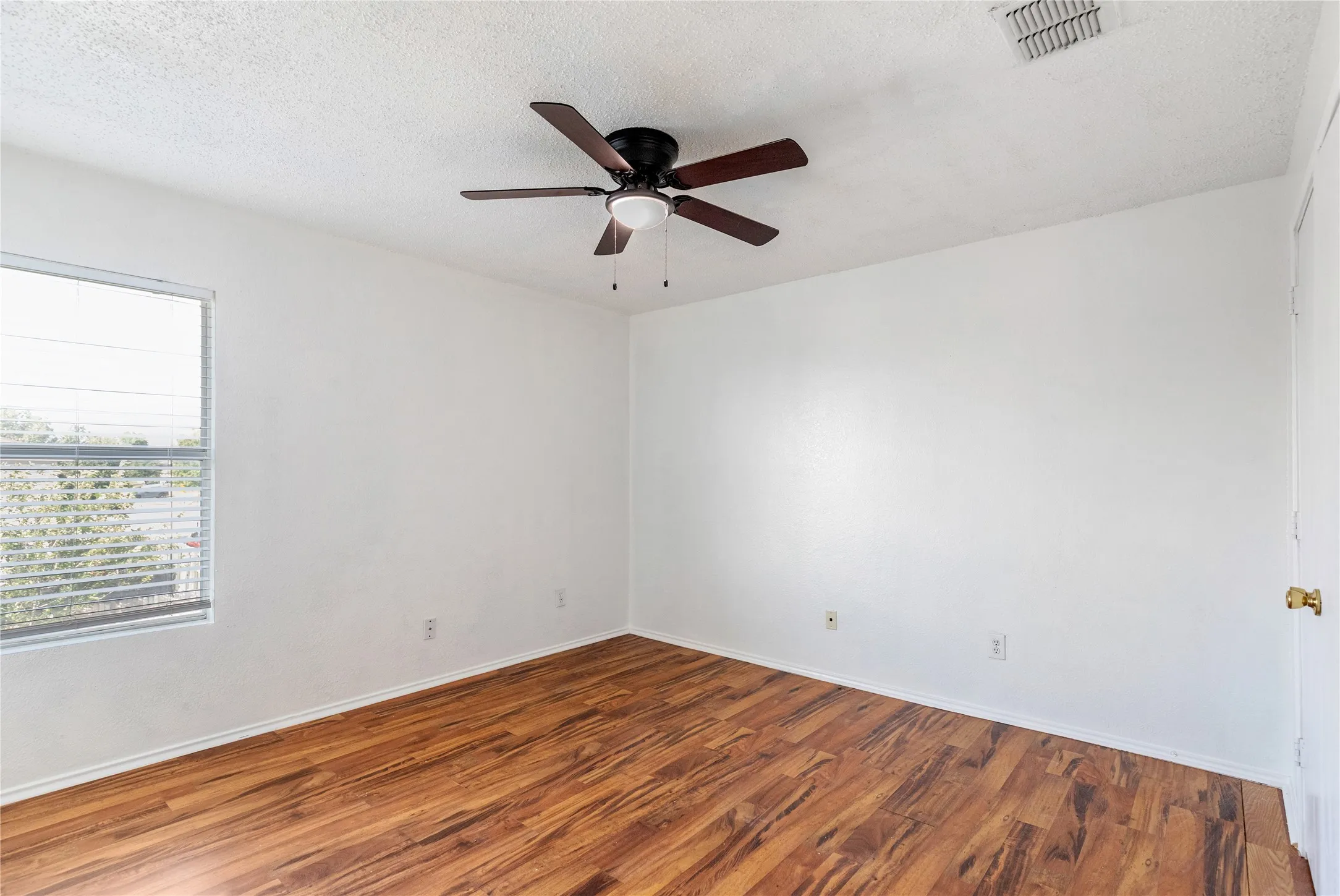 Single Family Residence For Sale in Tarrant County , 5437 New Castleton Lane, Fort Worth, Texas 76135, 3 Bedroom, 3 Bathroom, 2 Garage spaces, 2,323 Sqft, built in 2002, Price $340,000, mls#21342393, Real Estate Agent in Fort Worth, Homes For Sale in Tarrant county, Homes For Sale in Fort Worth, Realtor in Fort Worth Texas, Real Estate Brokerage Independent Realty Texas, Luminita Cordes Realtor