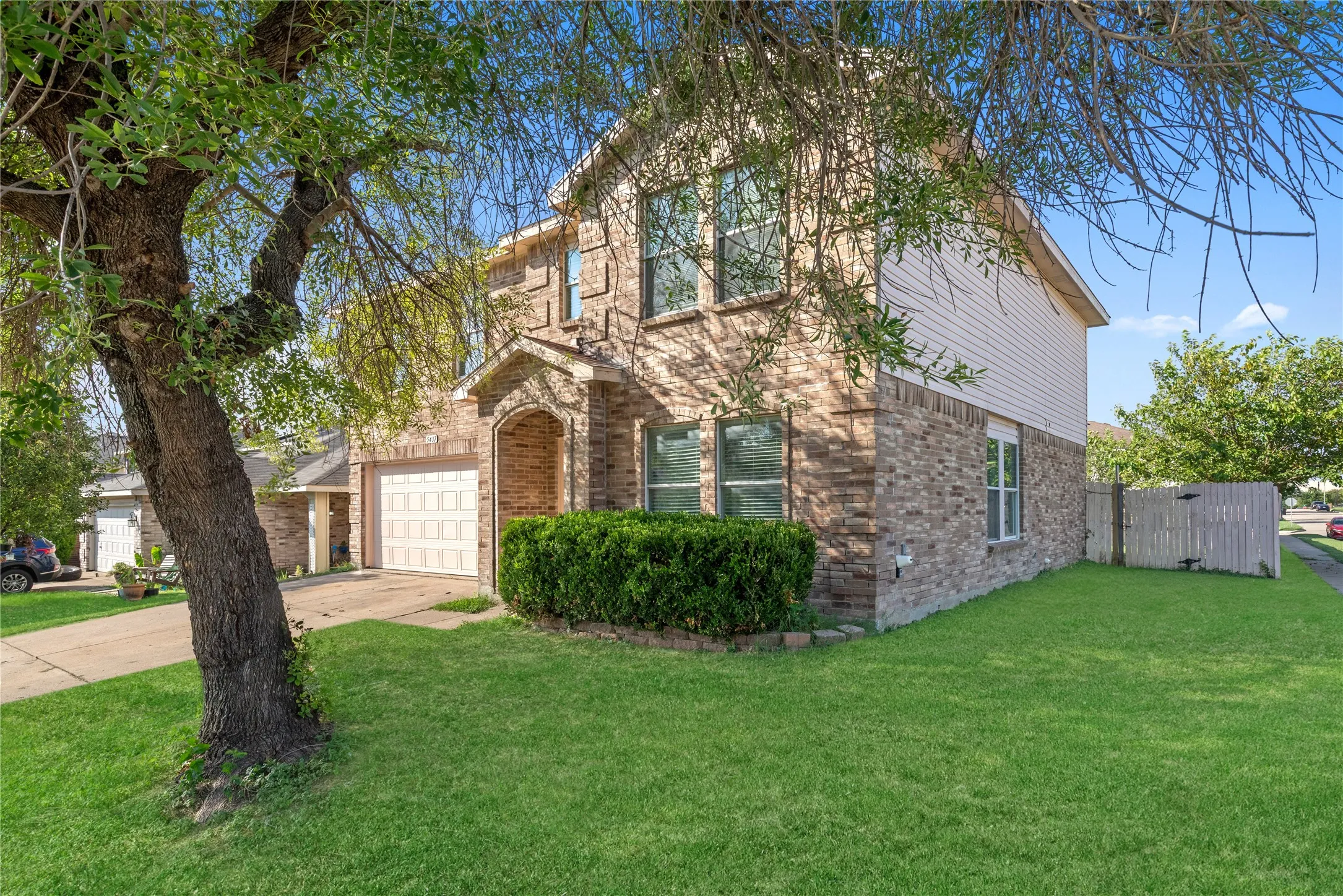 Single Family Residence For Sale in Tarrant County , 5437 New Castleton Lane, Fort Worth, Texas 76135, 3 Bedroom, 3 Bathroom, 2 Garage spaces, 2,323 Sqft, built in 2002, Price $340,000, mls#21342393, Real Estate Agent in Fort Worth, Homes For Sale in Tarrant county, Homes For Sale in Fort Worth, Realtor in Fort Worth Texas, Real Estate Brokerage Independent Realty Texas, Luminita Cordes Realtor