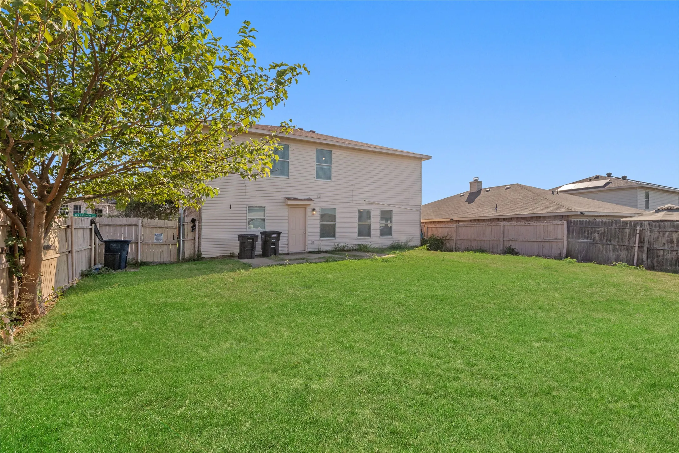Single Family Residence For Sale in Tarrant County , 5437 New Castleton Lane, Fort Worth, Texas 76135, 3 Bedroom, 3 Bathroom, 2 Garage spaces, 2,323 Sqft, built in 2002, Price $340,000, mls#21342393, Real Estate Agent in Fort Worth, Homes For Sale in Tarrant county, Homes For Sale in Fort Worth, Realtor in Fort Worth Texas, Real Estate Brokerage Independent Realty Texas, Luminita Cordes Realtor