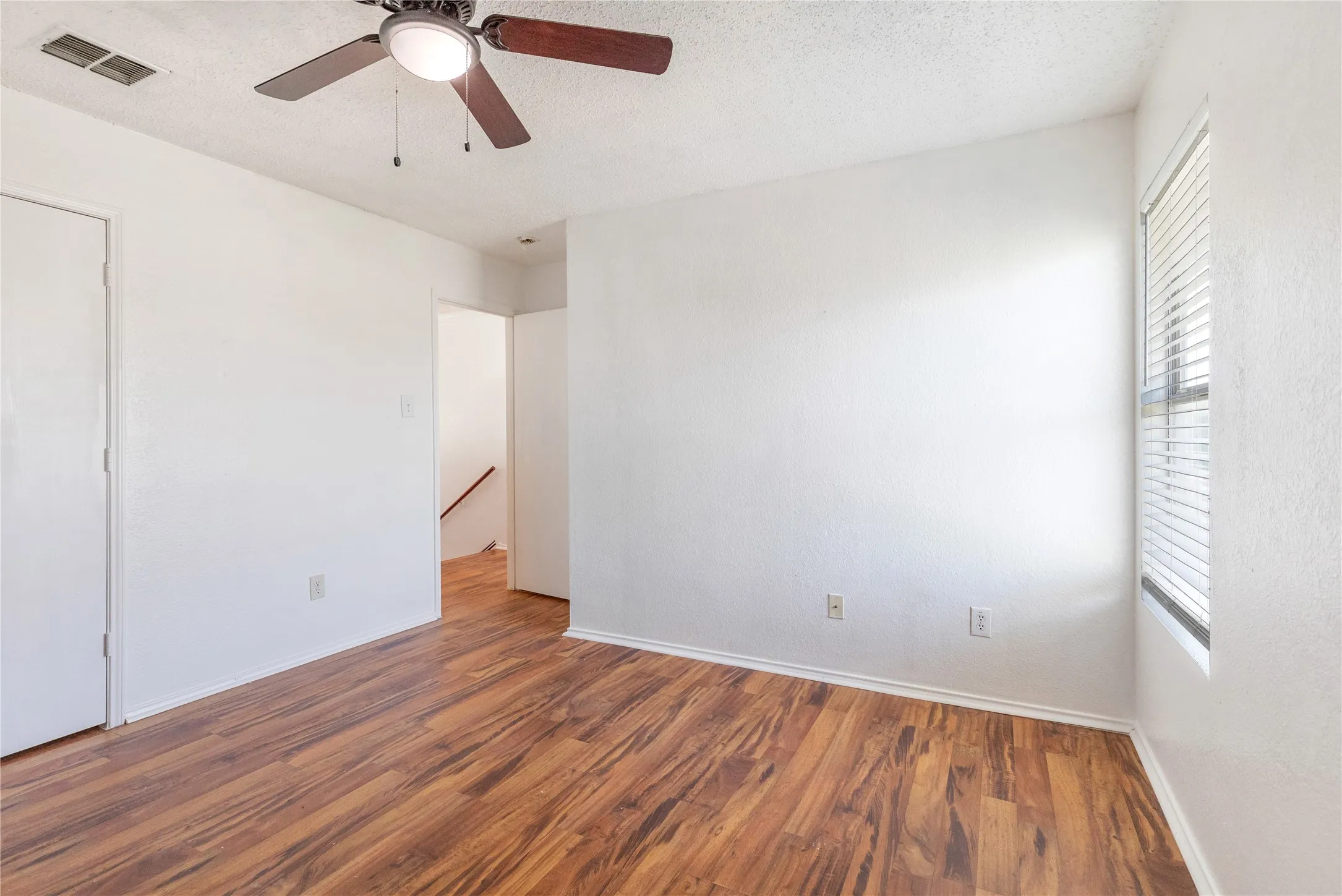 Single Family Residence For Sale in Tarrant County , 5437 New Castleton Lane, Fort Worth, Texas 76135, 3 Bedroom, 3 Bathroom, 2 Garage spaces, 2,323 Sqft, built in 2002, Price $340,000, mls#21342393, Real Estate Agent in Fort Worth, Homes For Sale in Tarrant county, Homes For Sale in Fort Worth, Realtor in Fort Worth Texas, Real Estate Brokerage Independent Realty Texas, Luminita Cordes Realtor