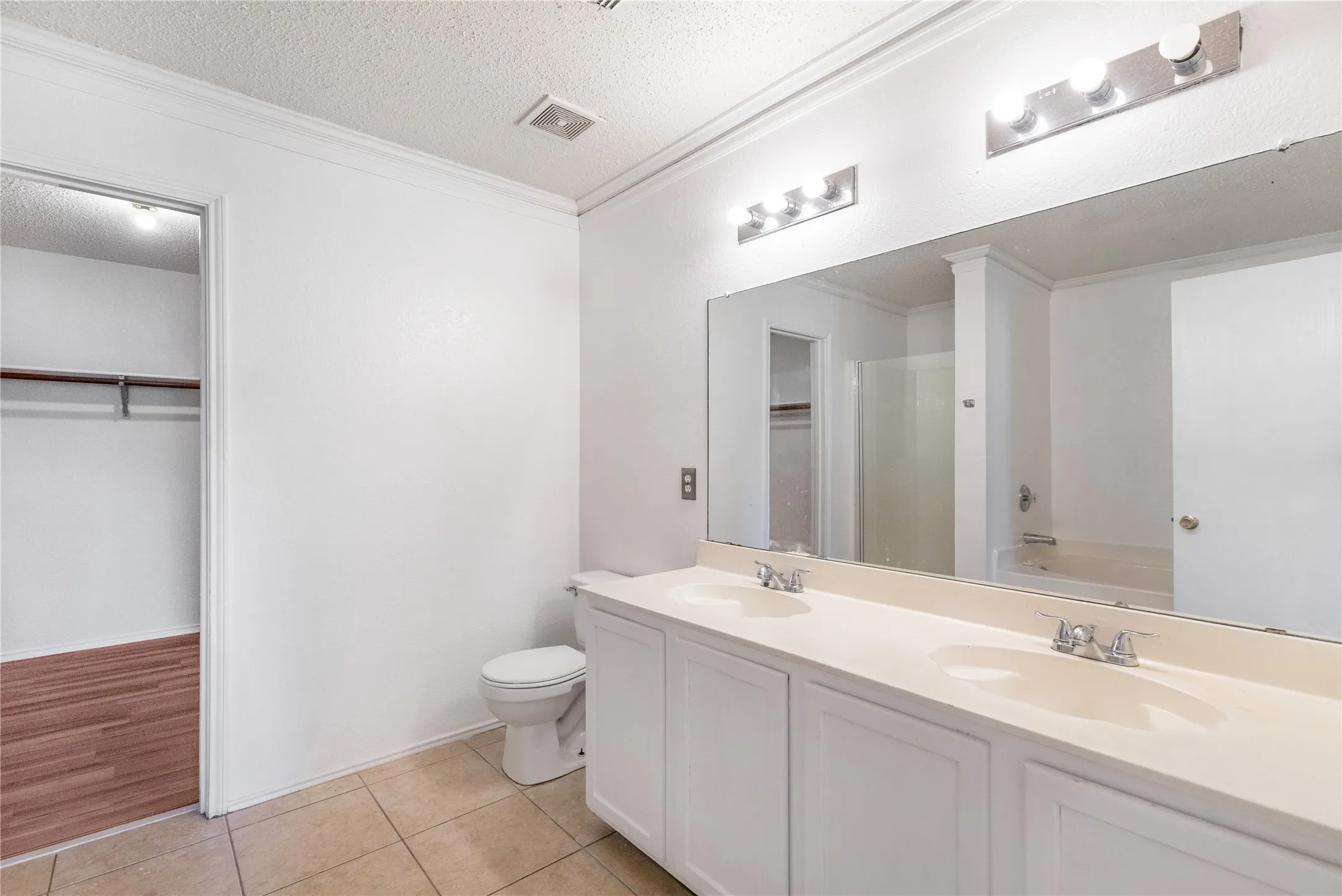 Single Family Residence For Sale in Tarrant County , 5437 New Castleton Lane, Fort Worth, Texas 76135, 3 Bedroom, 3 Bathroom, 2 Garage spaces, 2,323 Sqft, built in 2002, Price $340,000, mls#21342393, Real Estate Agent in Fort Worth, Homes For Sale in Tarrant county, Homes For Sale in Fort Worth, Realtor in Fort Worth Texas, Real Estate Brokerage Independent Realty Texas, Luminita Cordes Realtor