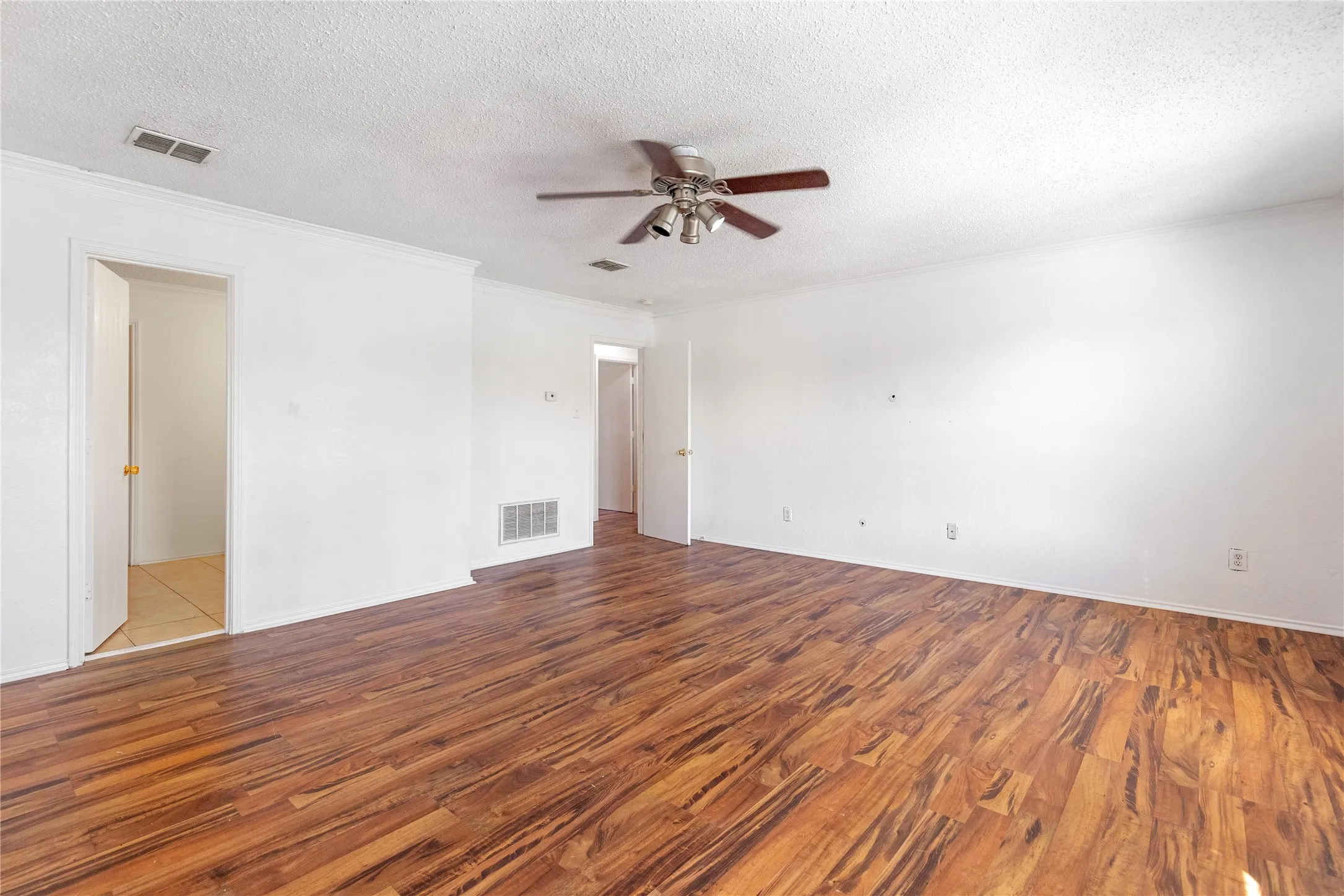 Single Family Residence For Sale in Tarrant County , 5437 New Castleton Lane, Fort Worth, Texas 76135, 3 Bedroom, 3 Bathroom, 2 Garage spaces, 2,323 Sqft, built in 2002, Price $340,000, mls#21342393, Real Estate Agent in Fort Worth, Homes For Sale in Tarrant county, Homes For Sale in Fort Worth, Realtor in Fort Worth Texas, Real Estate Brokerage Independent Realty Texas, Luminita Cordes Realtor