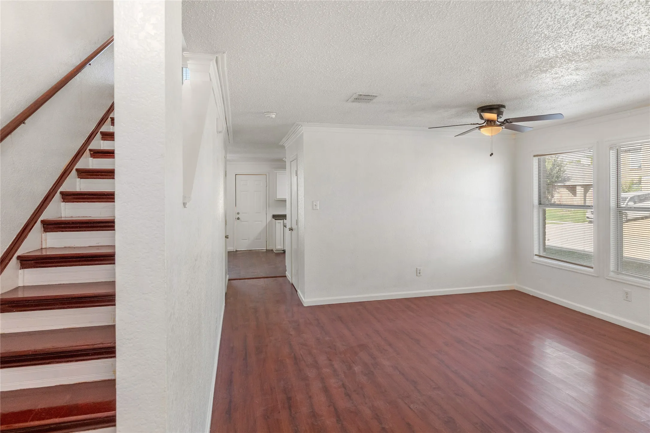 Single Family Residence For Sale in Tarrant County , 5437 New Castleton Lane, Fort Worth, Texas 76135, 3 Bedroom, 3 Bathroom, 2 Garage spaces, 2,323 Sqft, built in 2002, Price $340,000, mls#21342393, Real Estate Agent in Fort Worth, Homes For Sale in Tarrant county, Homes For Sale in Fort Worth, Realtor in Fort Worth Texas, Real Estate Brokerage Independent Realty Texas, Luminita Cordes Realtor