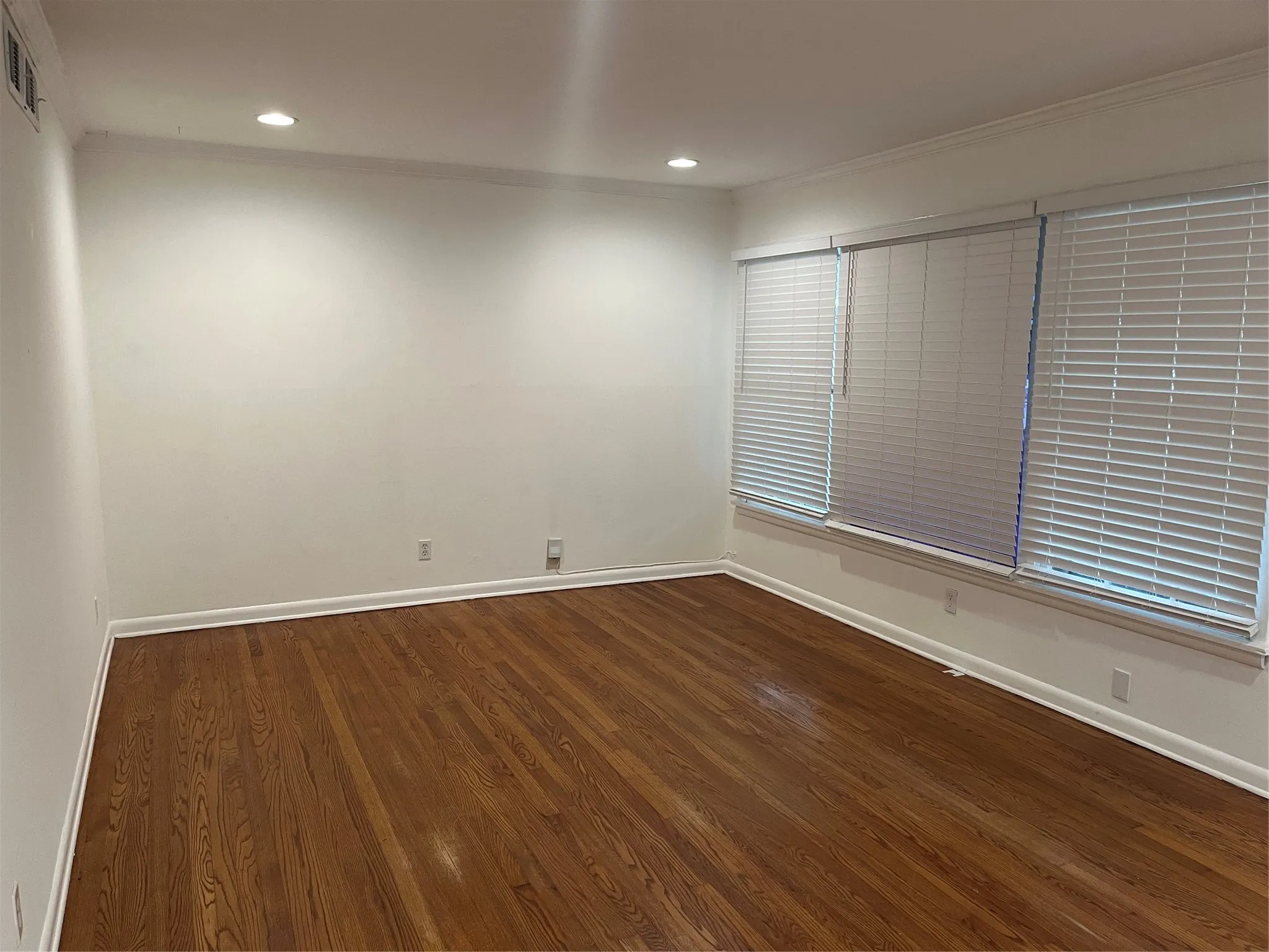 Duplex For Rent in Dallas County , 9532 Dixie Lane, Dallas, Texas 75228, 2 Bedroom, 1 Bathroom, 1 Garage spaces, 1,308 Sqft, built in 1952, mls#21344997, Real Estate Agent in Dallas, Homes For Rent in Dallas county, Homes For Rent in Dallas, Realtor in Dallas Texas, Real Estate Brokerage Independent Realty Texas, Luminita Cordes Realtor