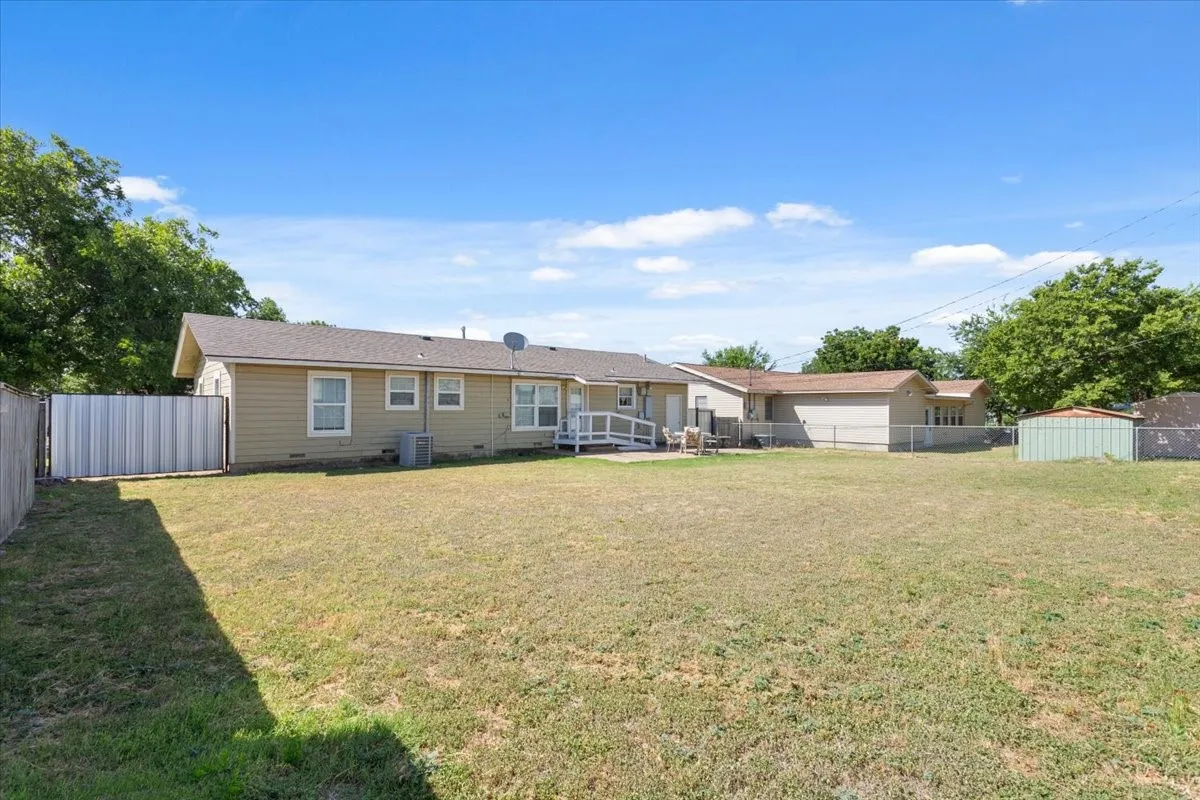 Single Family Residence For Sale in Mc Lennan County , 4617 Colonial Avenue, Waco, Texas 76710, 3 Bedroom, 2 Bathroom, 1 Garage spaces, 1,286 Sqft, built in 1960, mls#21345031, Real Estate Agent in Waco, Homes For Sale in Mc Lennan county, Homes For Sale in Waco, Realtor in Waco Texas, Real Estate Brokerage Independent Realty Texas, Luminita Cordes Realtor