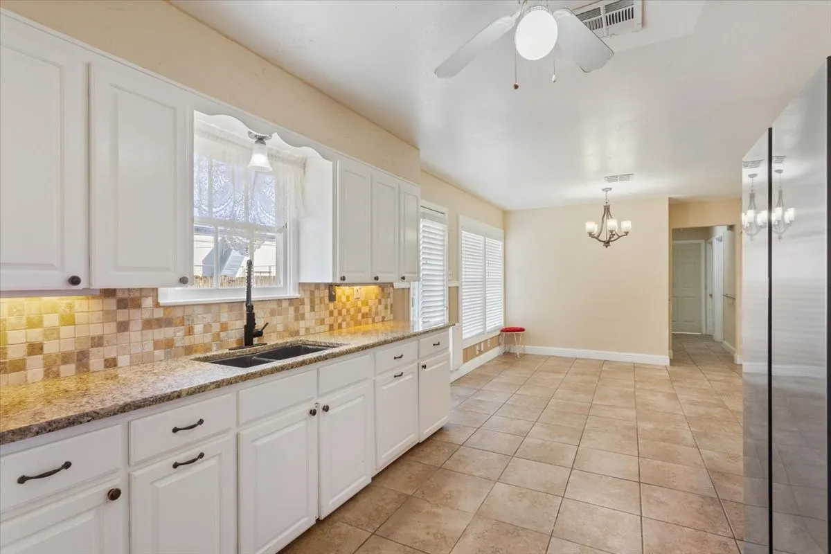 Single Family Residence For Sale in Mc Lennan County , 4617 Colonial Avenue, Waco, Texas 76710, 3 Bedroom, 2 Bathroom, 1 Garage spaces, 1,286 Sqft, built in 1960, mls#21345031, Real Estate Agent in Waco, Homes For Sale in Mc Lennan county, Homes For Sale in Waco, Realtor in Waco Texas, Real Estate Brokerage Independent Realty Texas, Luminita Cordes Realtor