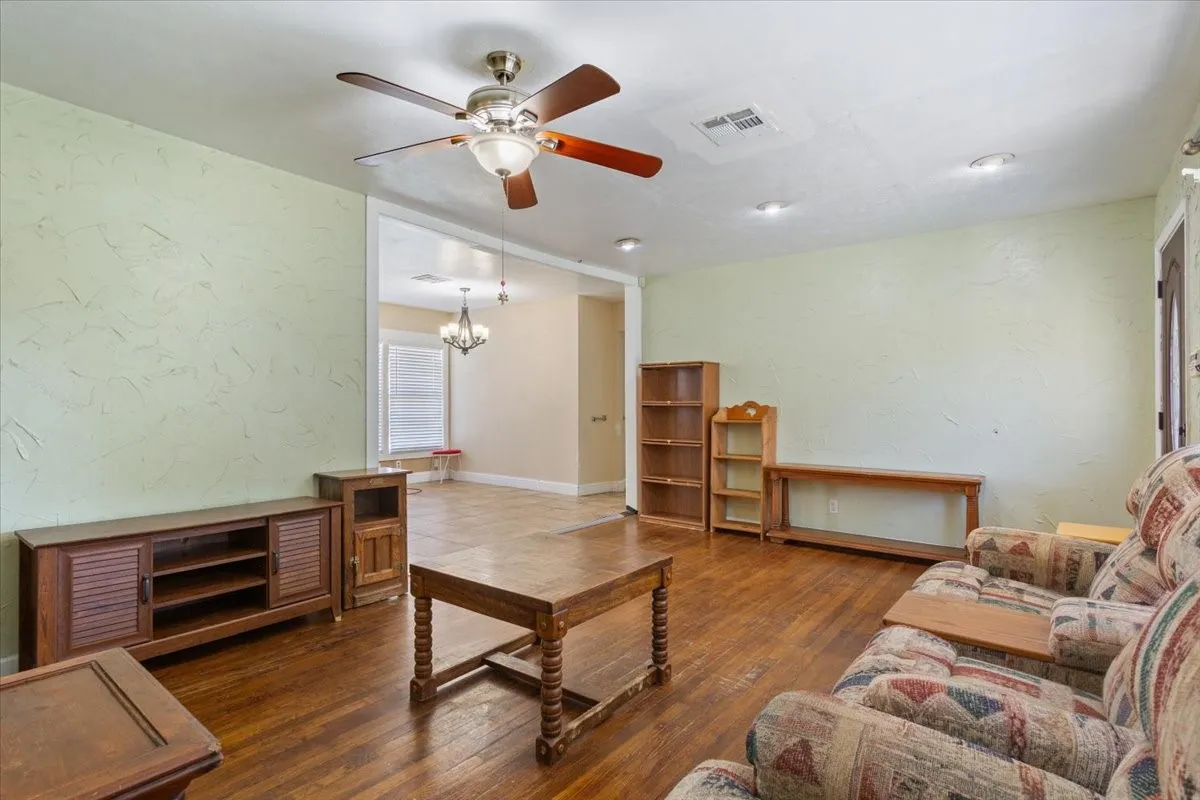 Single Family Residence For Sale in Mc Lennan County , 4617 Colonial Avenue, Waco, Texas 76710, 3 Bedroom, 2 Bathroom, 1 Garage spaces, 1,286 Sqft, built in 1960, mls#21345031, Real Estate Agent in Waco, Homes For Sale in Mc Lennan county, Homes For Sale in Waco, Realtor in Waco Texas, Real Estate Brokerage Independent Realty Texas, Luminita Cordes Realtor