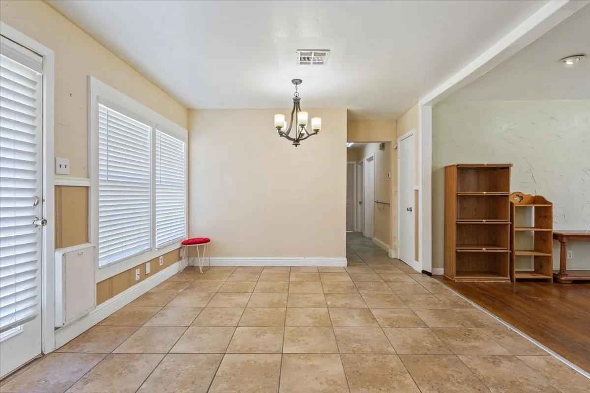 Single Family Residence For Sale in Mc Lennan County , 4617 Colonial Avenue, Waco, Texas 76710, 3 Bedroom, 2 Bathroom, 1 Garage spaces, 1,286 Sqft, built in 1960, mls#21345031, Real Estate Agent in Waco, Homes For Sale in Mc Lennan county, Homes For Sale in Waco, Realtor in Waco Texas, Real Estate Brokerage Independent Realty Texas, Luminita Cordes Realtor