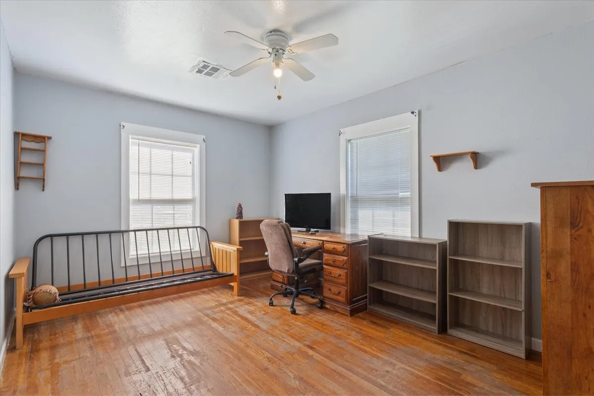 Single Family Residence For Sale in Mc Lennan County , 4617 Colonial Avenue, Waco, Texas 76710, 3 Bedroom, 2 Bathroom, 1 Garage spaces, 1,286 Sqft, built in 1960, mls#21345031, Real Estate Agent in Waco, Homes For Sale in Mc Lennan county, Homes For Sale in Waco, Realtor in Waco Texas, Real Estate Brokerage Independent Realty Texas, Luminita Cordes Realtor