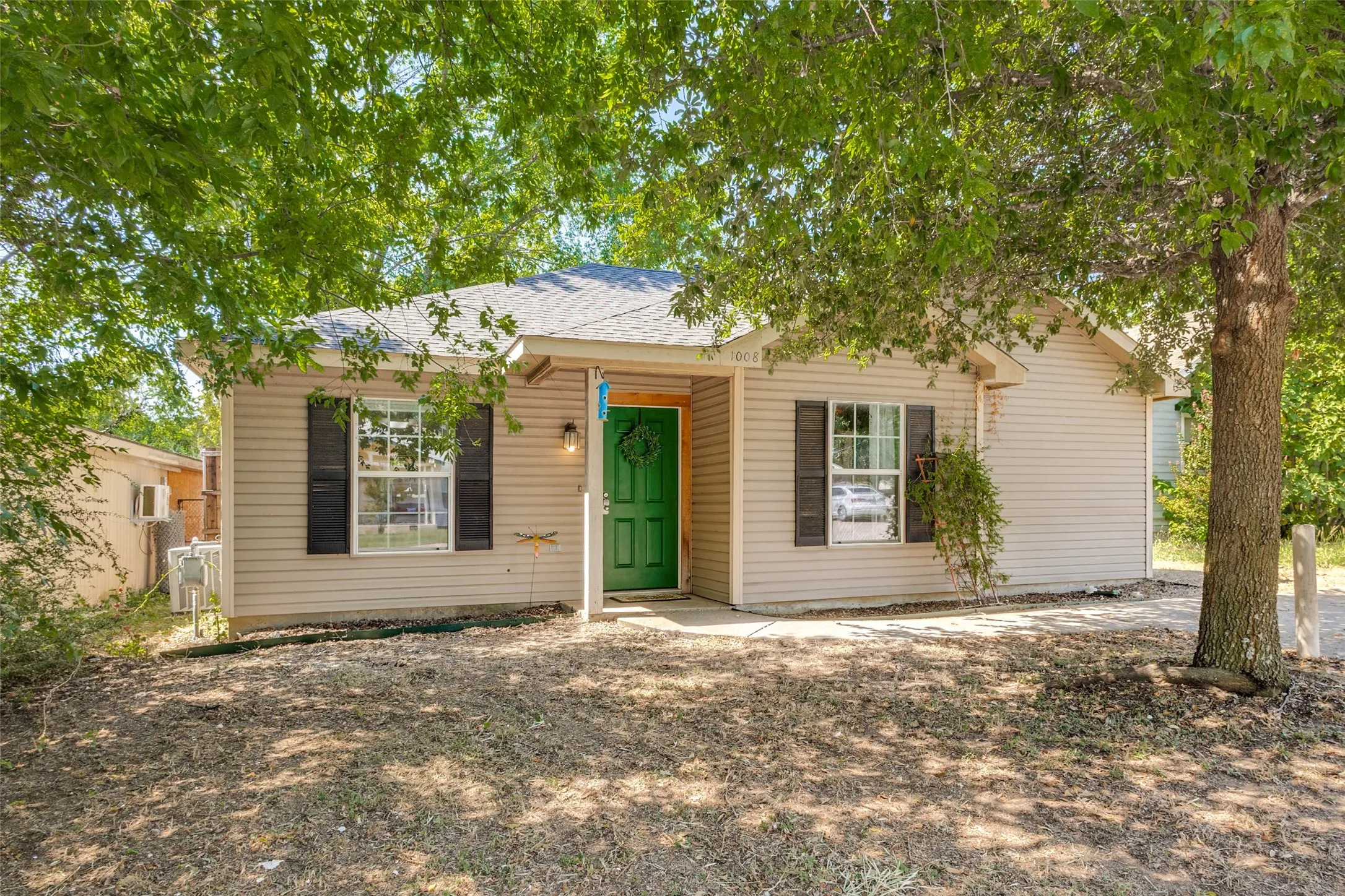 Single Family Residence For Sale in Denton County , 1008 E Prairie Street, Denton, Texas 76205, 3 Bedroom, 2 Bathroom, Garage spaces, 1,104 Sqft, built in 2008, mls#21334113, Real Estate Agent in Denton, Homes For Sale in Denton county, Homes For Sale in Denton, Realtor in Denton Texas, Real Estate Brokerage Independent Realty Texas, Luminita Cordes Realtor