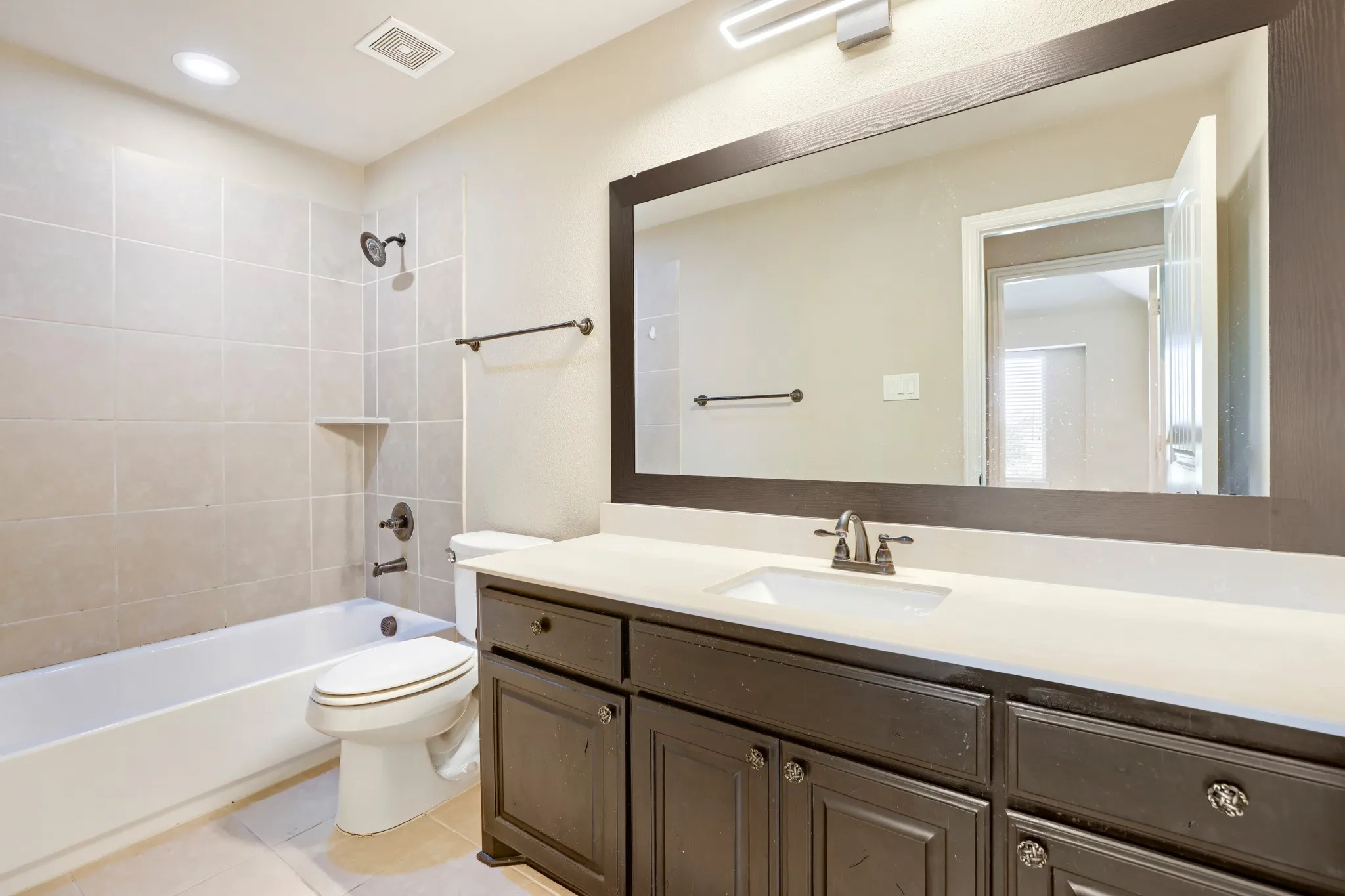 Single Family Residence For Sale in Ellis County , 123 White Oak Lane, Red Oak, Texas 75154, 5 Bedroom, 3 Bathroom, 2 Garage spaces, 3,230 Sqft, built in 2016, mls#21330881, Real Estate Agent in Red Oak, Homes For Sale in Ellis county, Homes For Sale in Red Oak, Realtor in Red Oak Texas, Real Estate Brokerage Independent Realty Texas, Luminita Cordes Realtor
