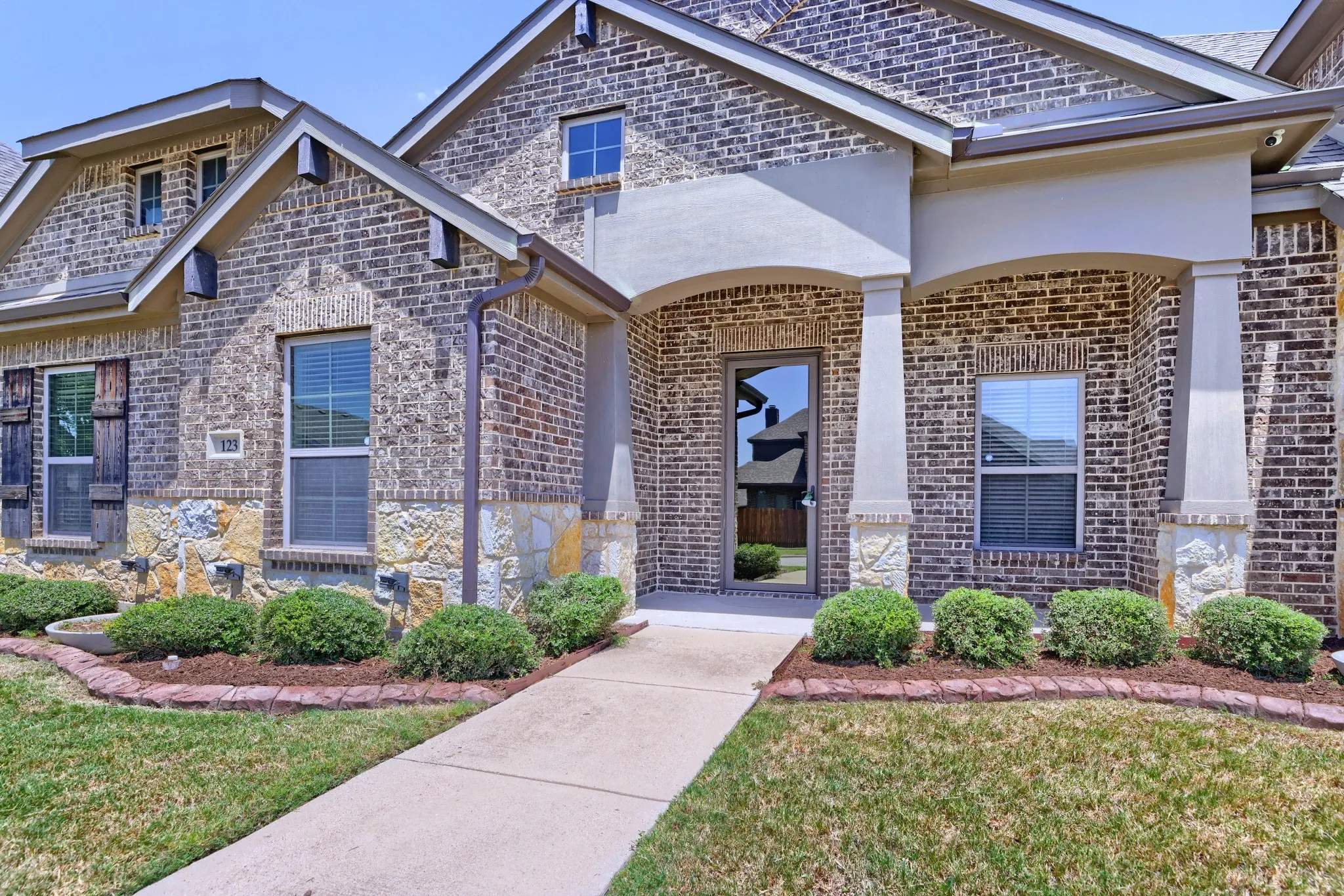Single Family Residence For Sale in Ellis County , 123 White Oak Lane, Red Oak, Texas 75154, 5 Bedroom, 3 Bathroom, 2 Garage spaces, 3,230 Sqft, built in 2016, mls#21330881, Real Estate Agent in Red Oak, Homes For Sale in Ellis county, Homes For Sale in Red Oak, Realtor in Red Oak Texas, Real Estate Brokerage Independent Realty Texas, Luminita Cordes Realtor
