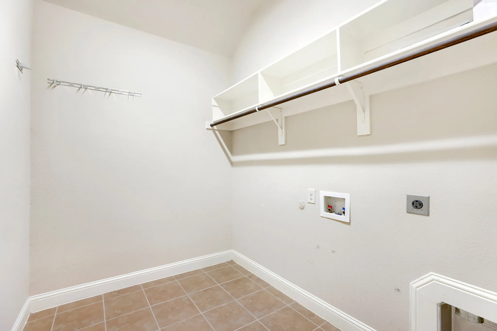 Single Family Residence For Sale in Ellis County , 123 White Oak Lane, Red Oak, Texas 75154, 5 Bedroom, 3 Bathroom, 2 Garage spaces, 3,230 Sqft, built in 2016, mls#21330881, Real Estate Agent in Red Oak, Homes For Sale in Ellis county, Homes For Sale in Red Oak, Realtor in Red Oak Texas, Real Estate Brokerage Independent Realty Texas, Luminita Cordes Realtor