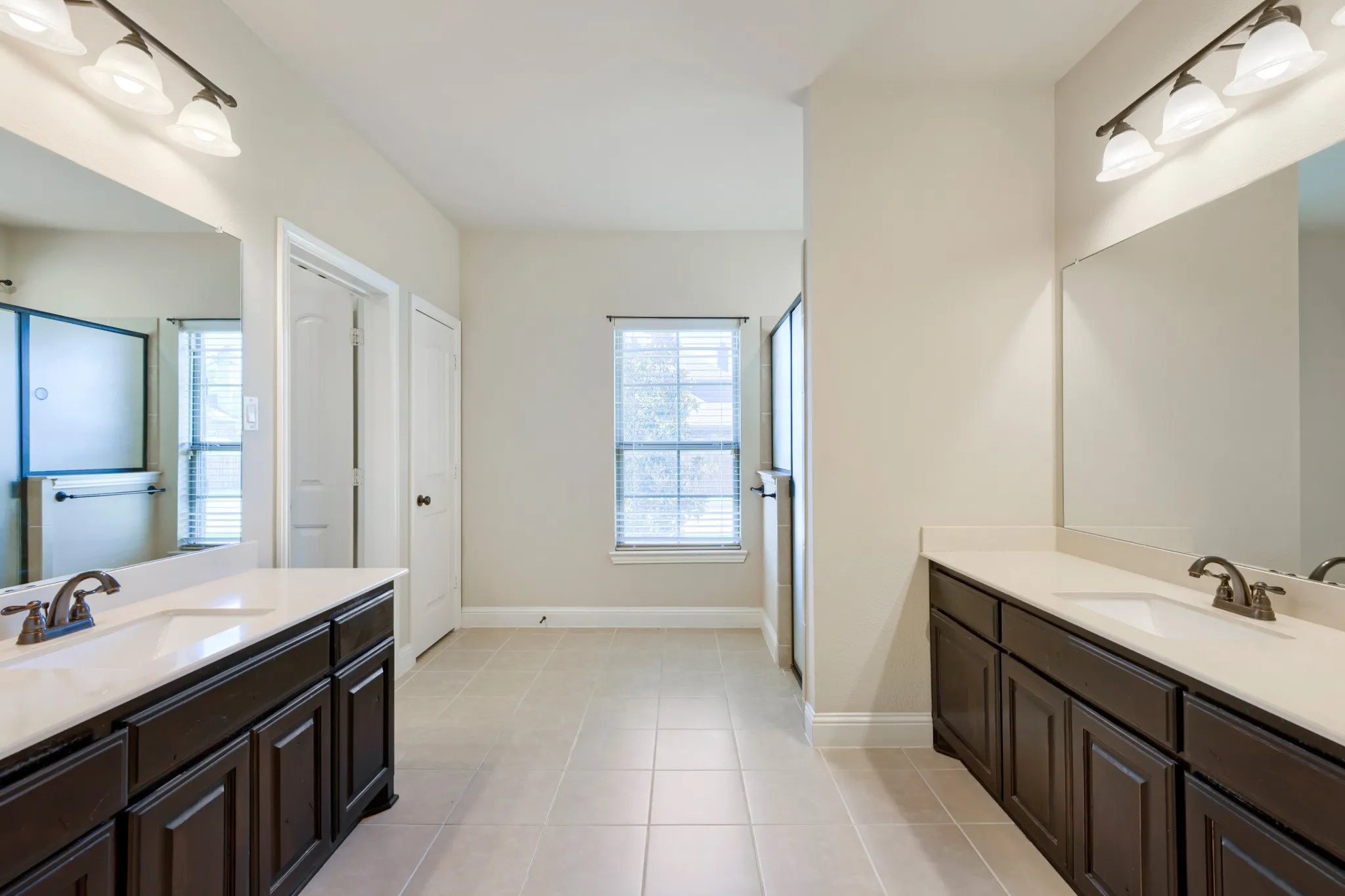 Single Family Residence For Sale in Ellis County , 123 White Oak Lane, Red Oak, Texas 75154, 5 Bedroom, 3 Bathroom, 2 Garage spaces, 3,230 Sqft, built in 2016, mls#21330881, Real Estate Agent in Red Oak, Homes For Sale in Ellis county, Homes For Sale in Red Oak, Realtor in Red Oak Texas, Real Estate Brokerage Independent Realty Texas, Luminita Cordes Realtor