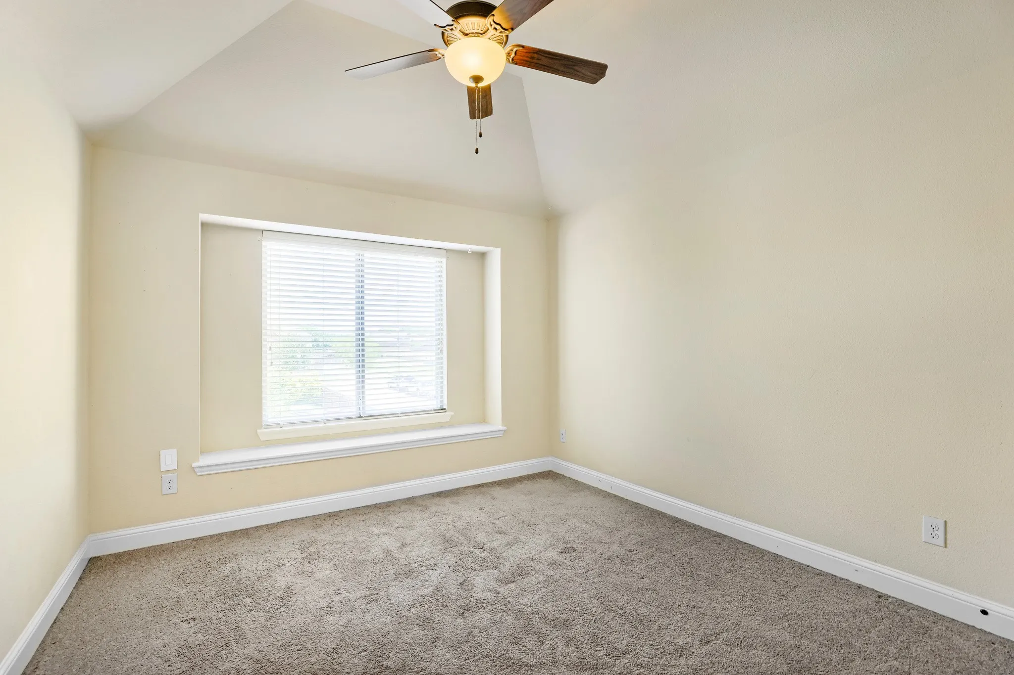 Single Family Residence For Sale in Ellis County , 123 White Oak Lane, Red Oak, Texas 75154, 5 Bedroom, 3 Bathroom, 2 Garage spaces, 3,230 Sqft, built in 2016, mls#21330881, Real Estate Agent in Red Oak, Homes For Sale in Ellis county, Homes For Sale in Red Oak, Realtor in Red Oak Texas, Real Estate Brokerage Independent Realty Texas, Luminita Cordes Realtor