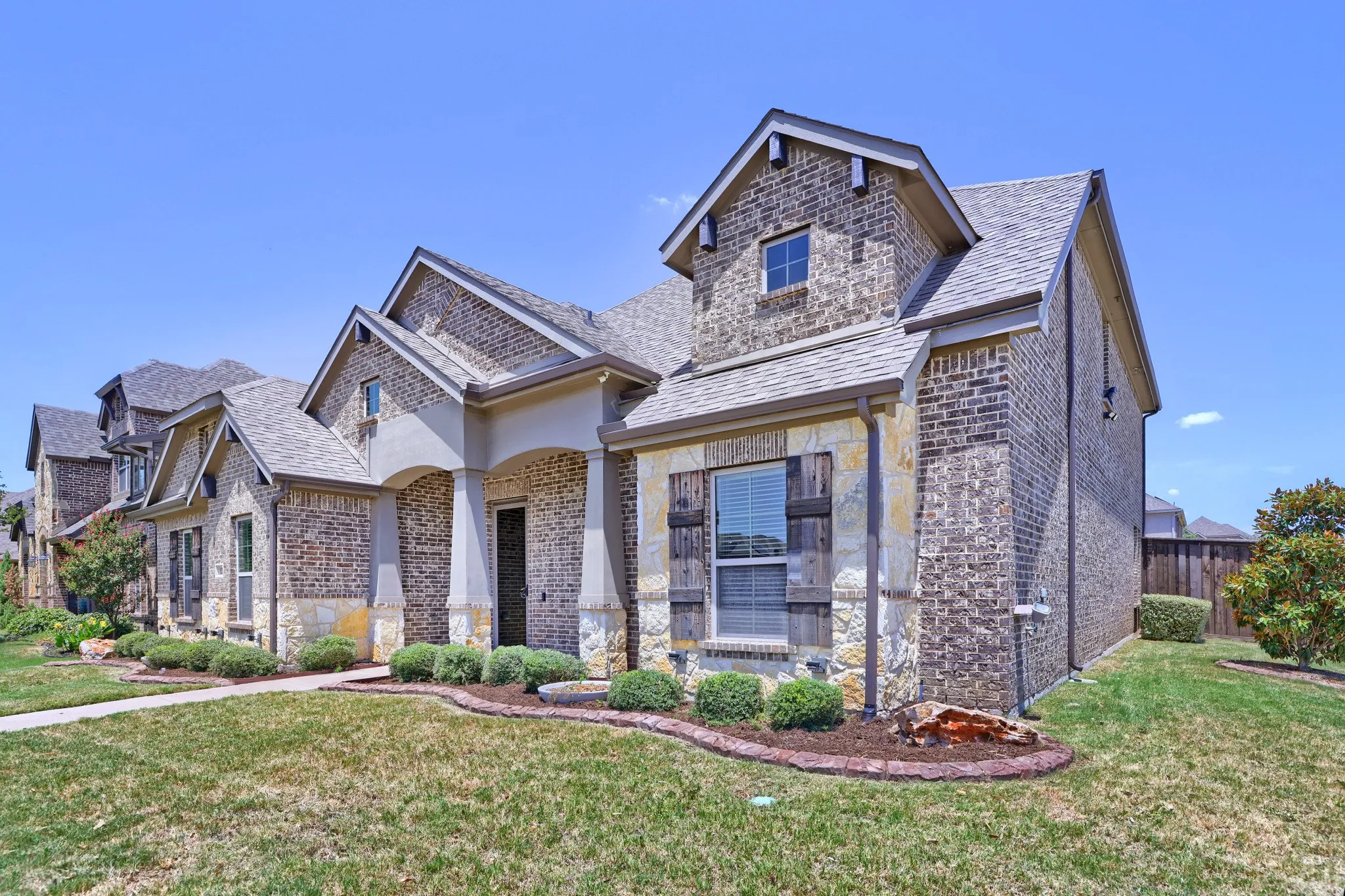 Single Family Residence For Sale in Ellis County , 123 White Oak Lane, Red Oak, Texas 75154, 5 Bedroom, 3 Bathroom, 2 Garage spaces, 3,230 Sqft, built in 2016, mls#21330881, Real Estate Agent in Red Oak, Homes For Sale in Ellis county, Homes For Sale in Red Oak, Realtor in Red Oak Texas, Real Estate Brokerage Independent Realty Texas, Luminita Cordes Realtor
